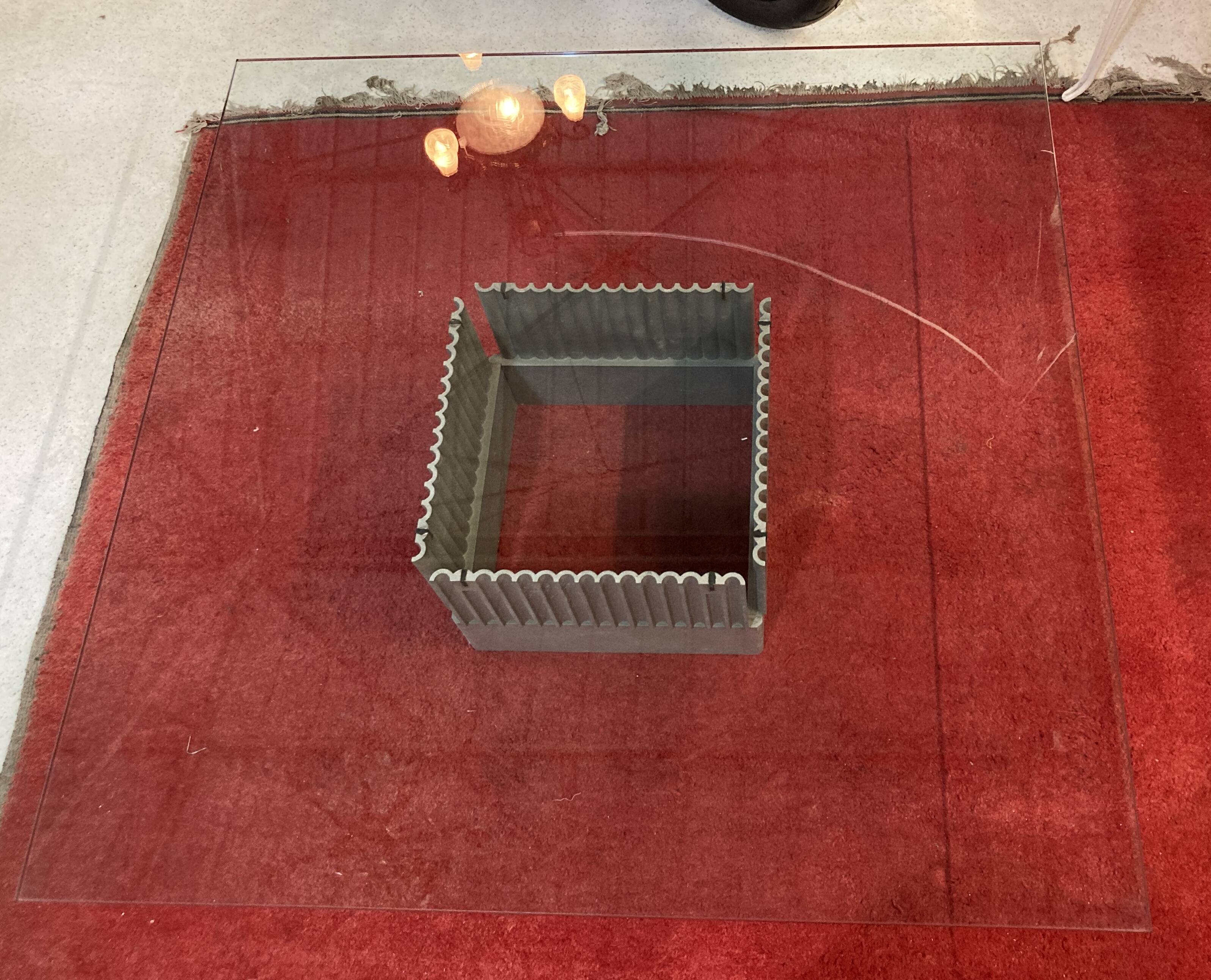 Designer coffee table in metal and glass top (120x120cm)