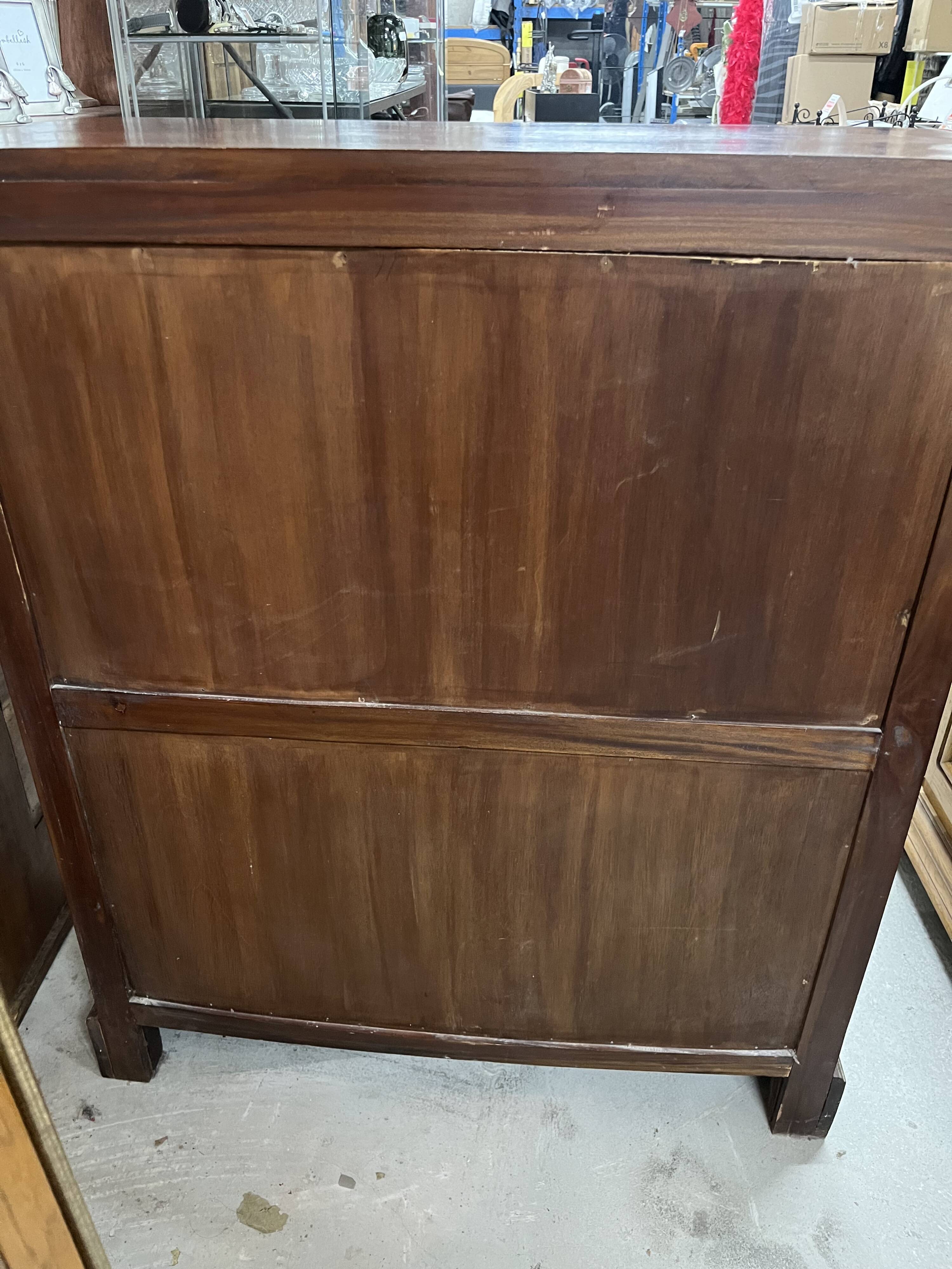 commode en bois exotique