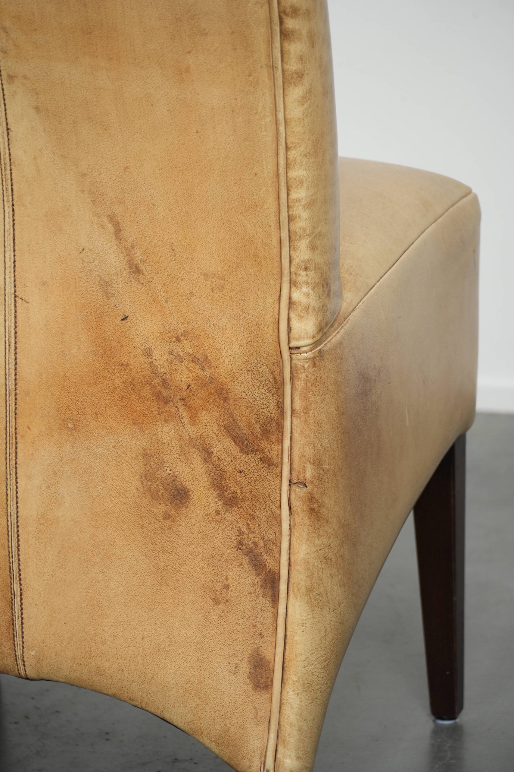 Ensemble de quatre chaises de salle à manger en cuir de vache avec un siège confortable et un dossier haut.