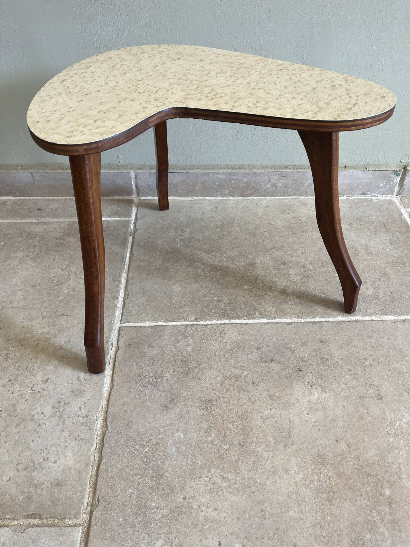 Small tripod side table in bean shape – 1950s/60s style