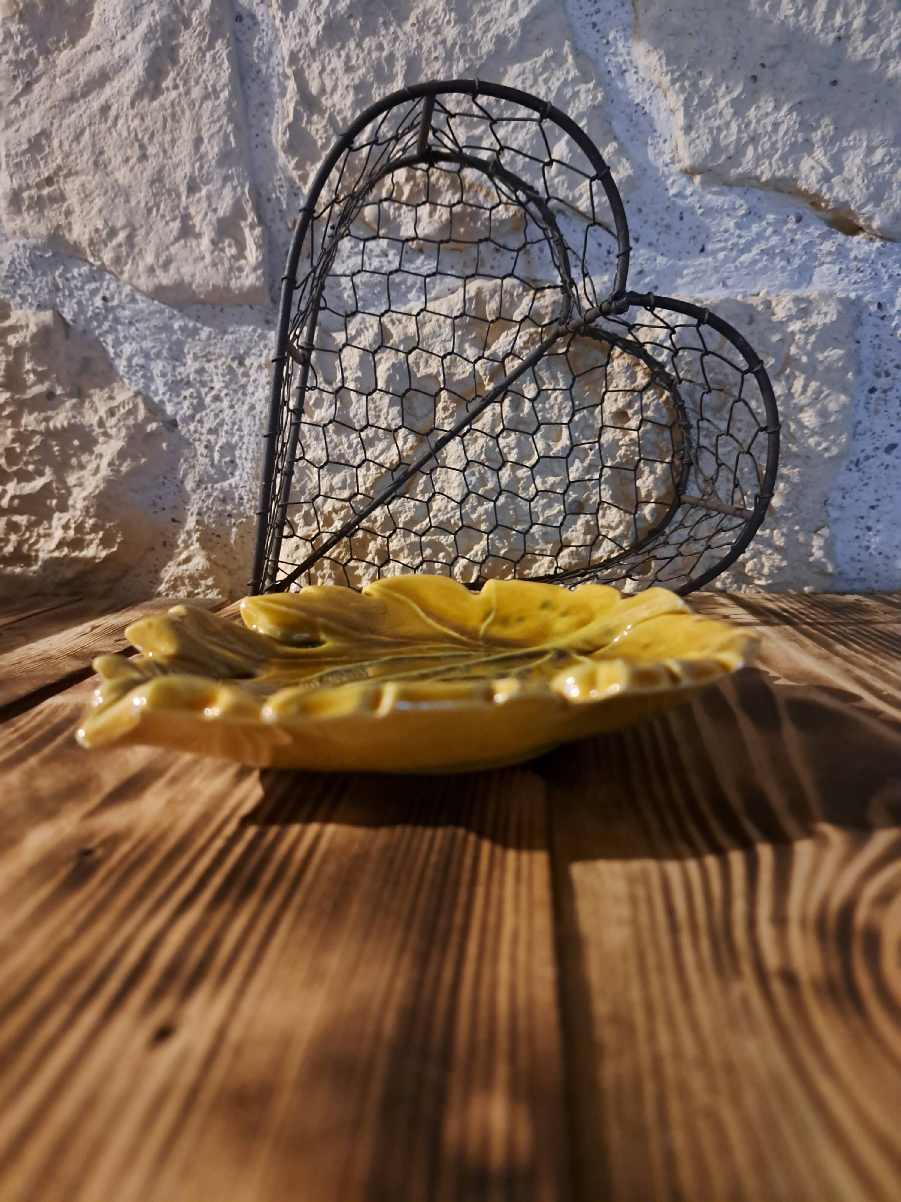 Empty yellow ceramic pocket in the shape of a leaf