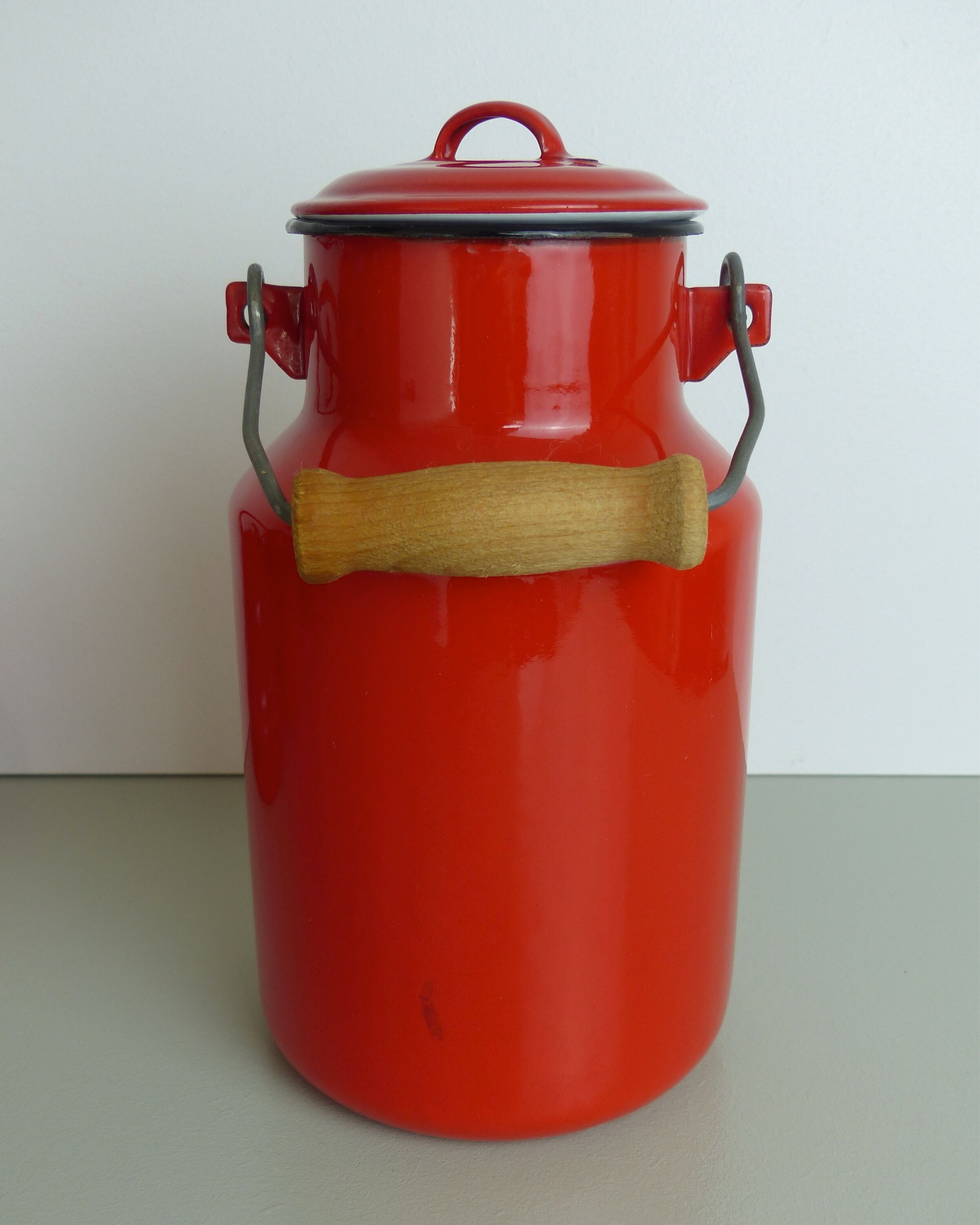 Set milk pot, kettle, coffee maker and red enamelled strainer