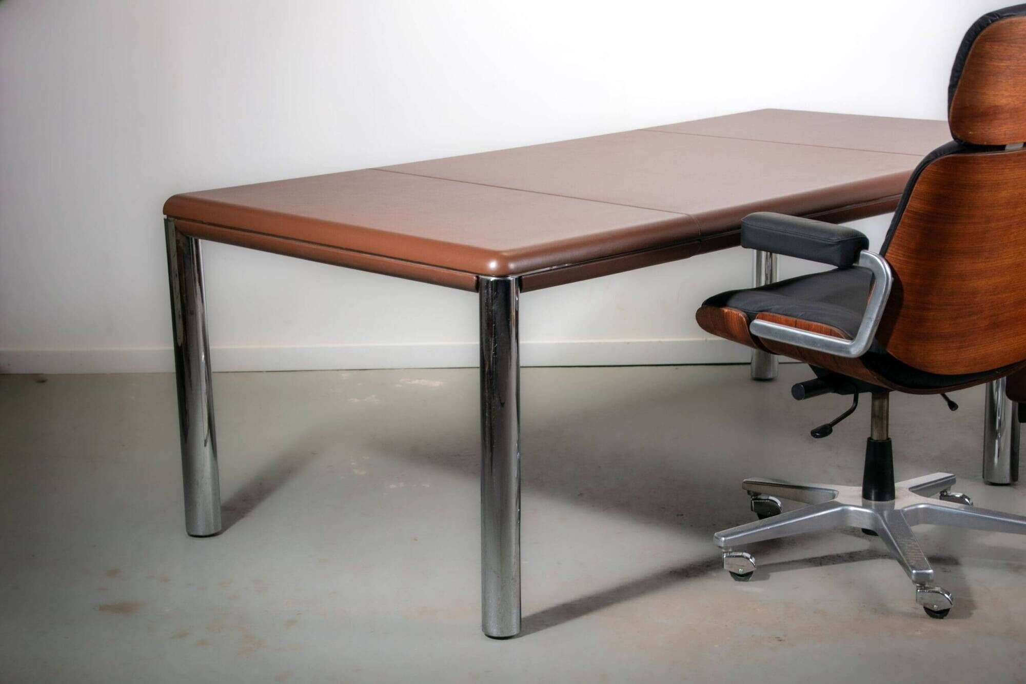No. 3055D table desk and No. 3076 credenza extension from the Pfister Executive Office Collection for KnollStudio, circa 1988