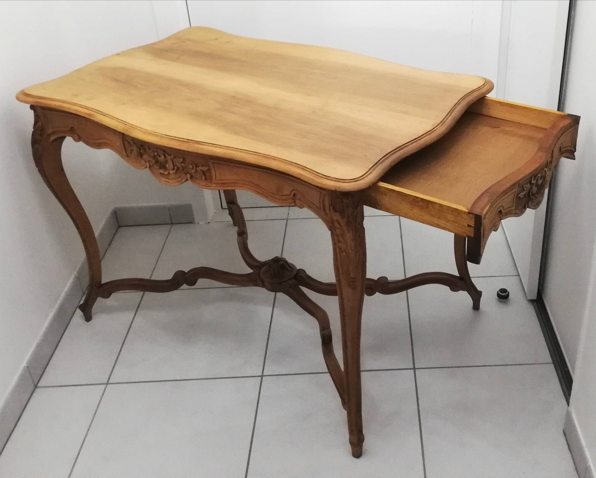 Table à tiroir de style Louis XV