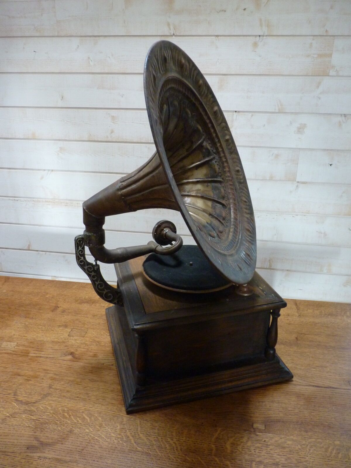 Gramophone with flag "his master's voice"