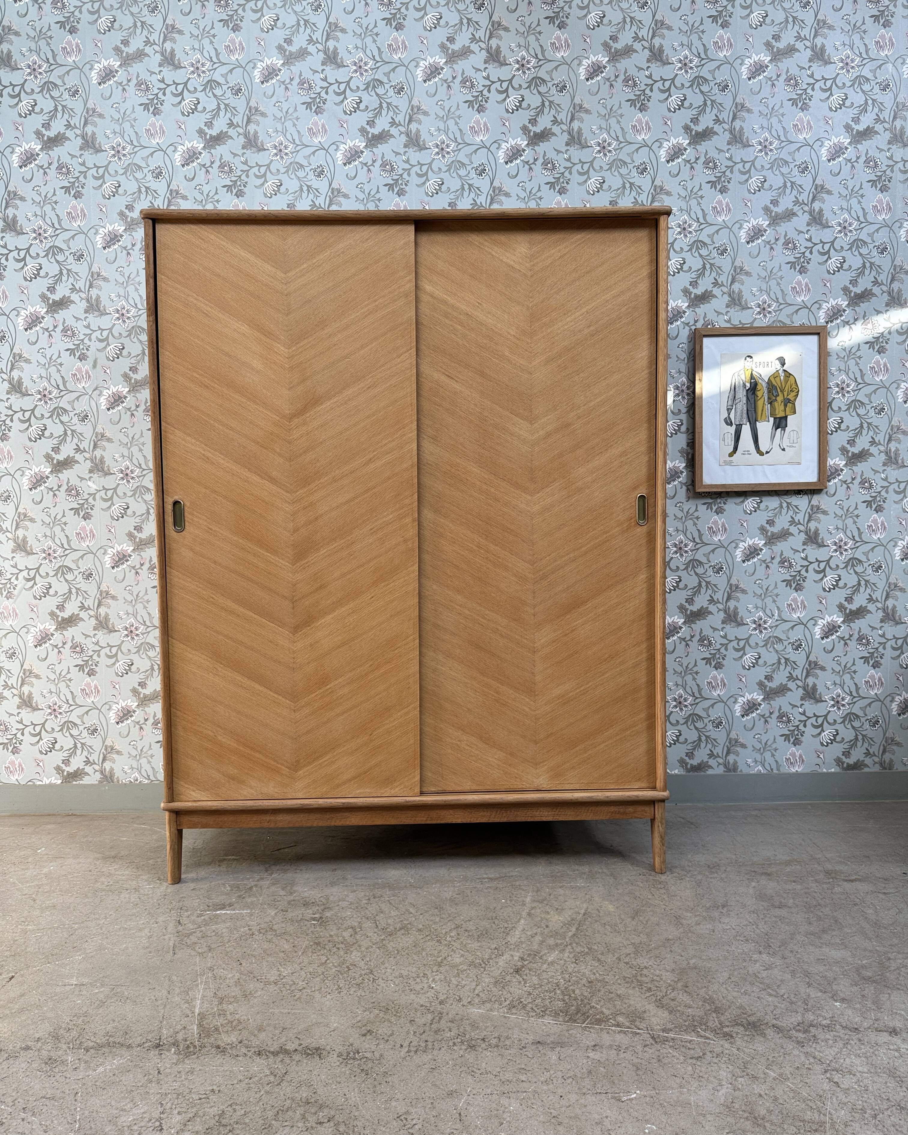 Armoire vintage avec penderie et portes coulissantes, rénovée