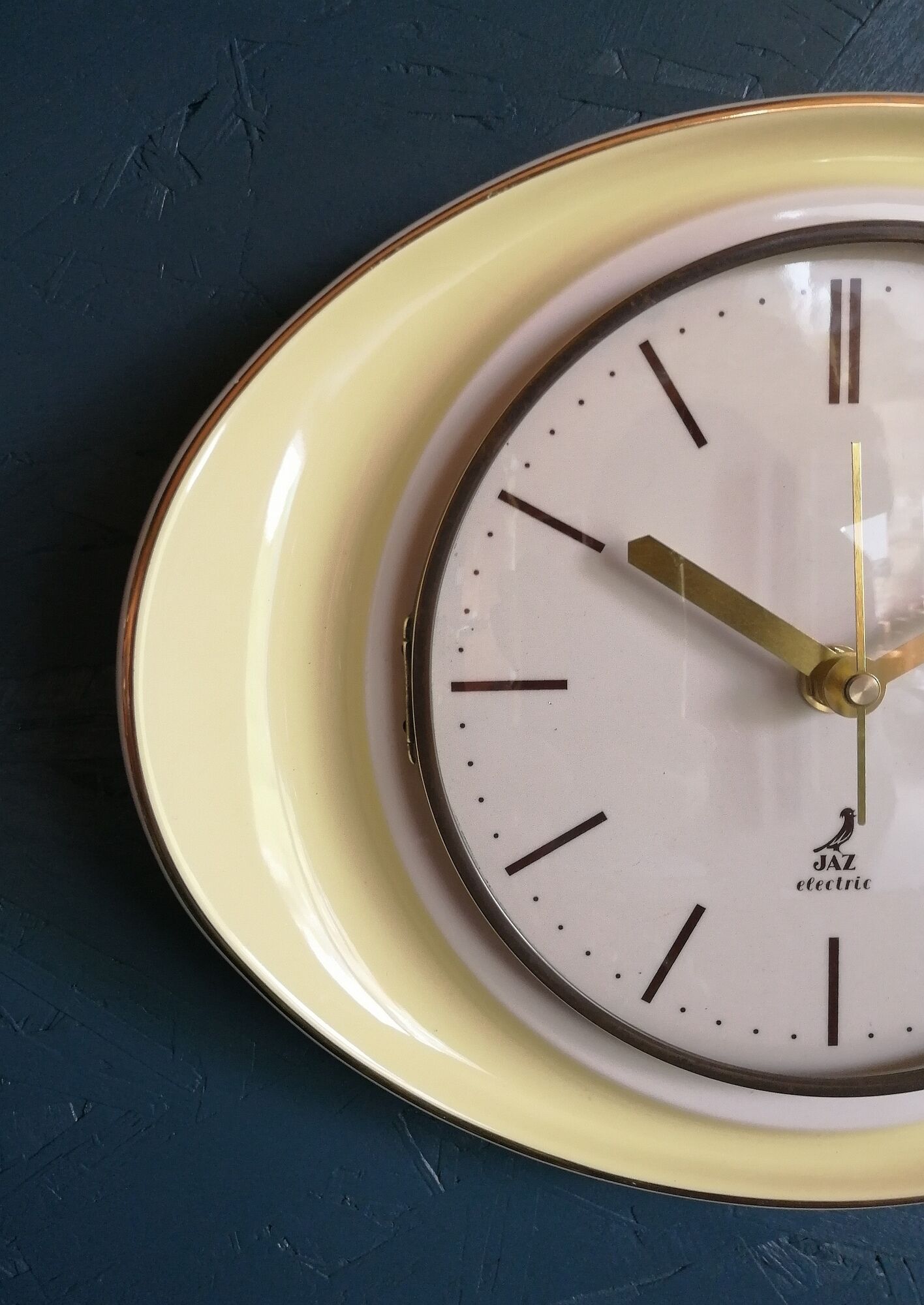 Vintage ceramic clock oval silent wall clock "Jaz yellow white gold"