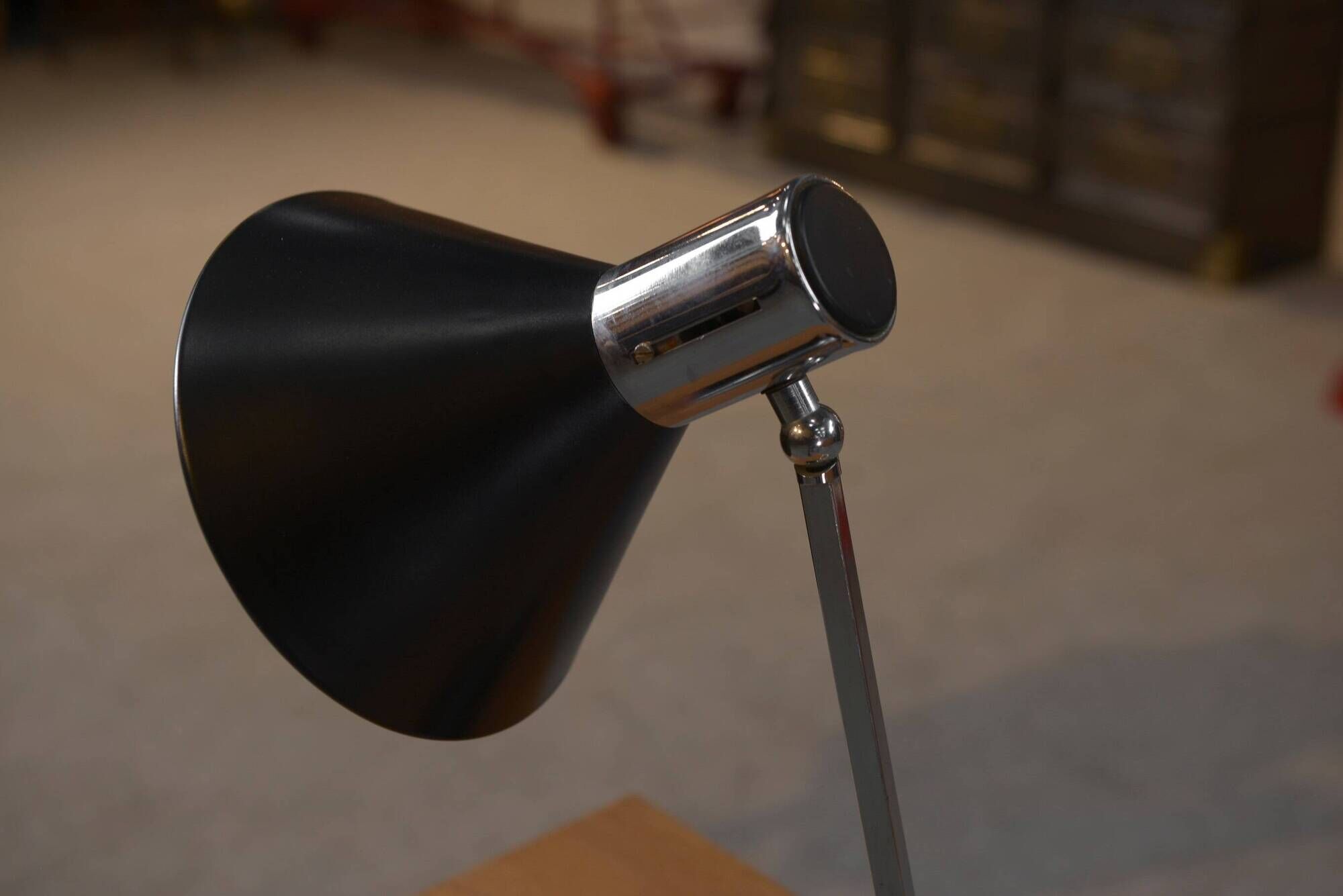 Lampe de bureau laquée noir et métal chromé design italien vers 1970's