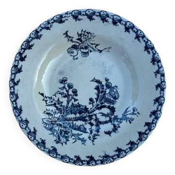 Assiette creuse en terre de fer Gien, service "Chardons"