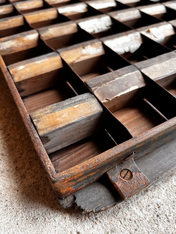 Casier d'imprimerie en métal et bois