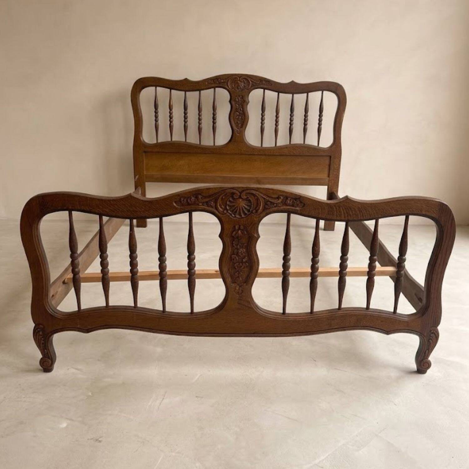 Cadre de lit en bois sculpté vintage, tête de lit et pied de lit ornementaux, première moitié du 20e siècle.