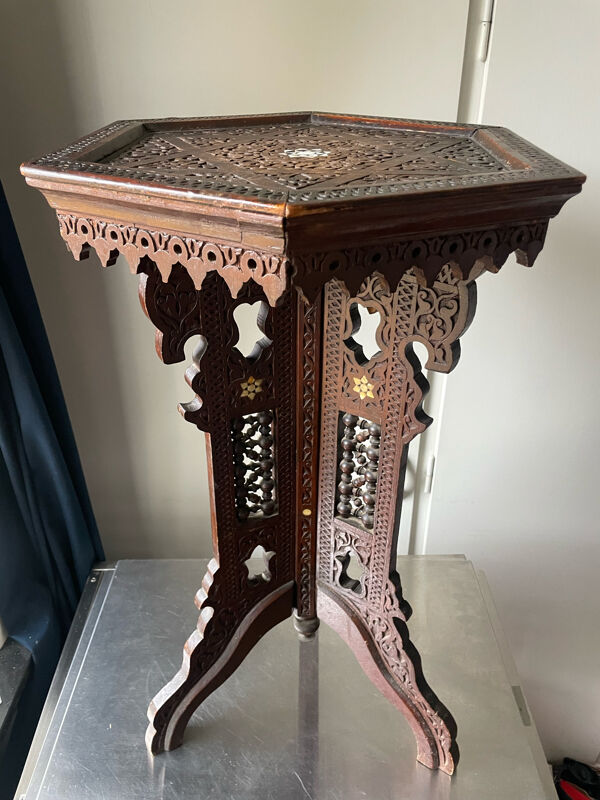 Table turque ottomane antique avec incrustations et sculptures complexes