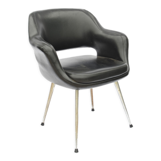 Fauteuil en skai noir et métal chromé des années 1970