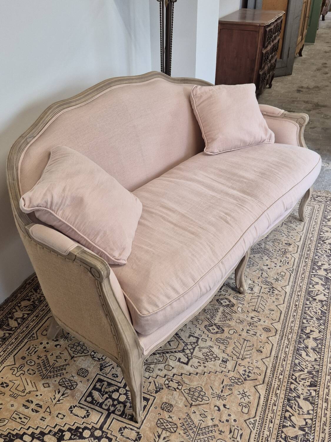 Louis XV style bench sofa in pink fabric and burlap