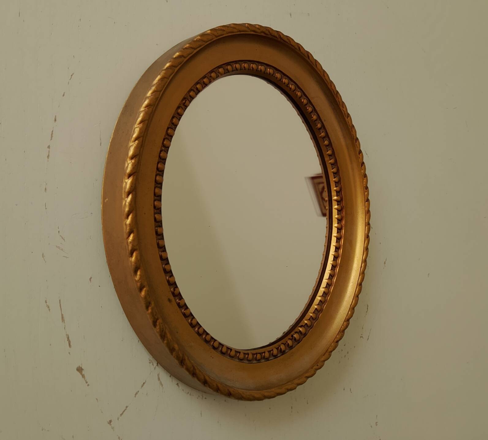 Small vintage oval mirror in gilded resin from the 60s/70s.