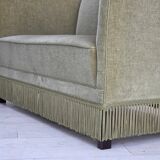 Canapé danois 2 places des années 1970, revêtement en velours, pieds en hêtre.