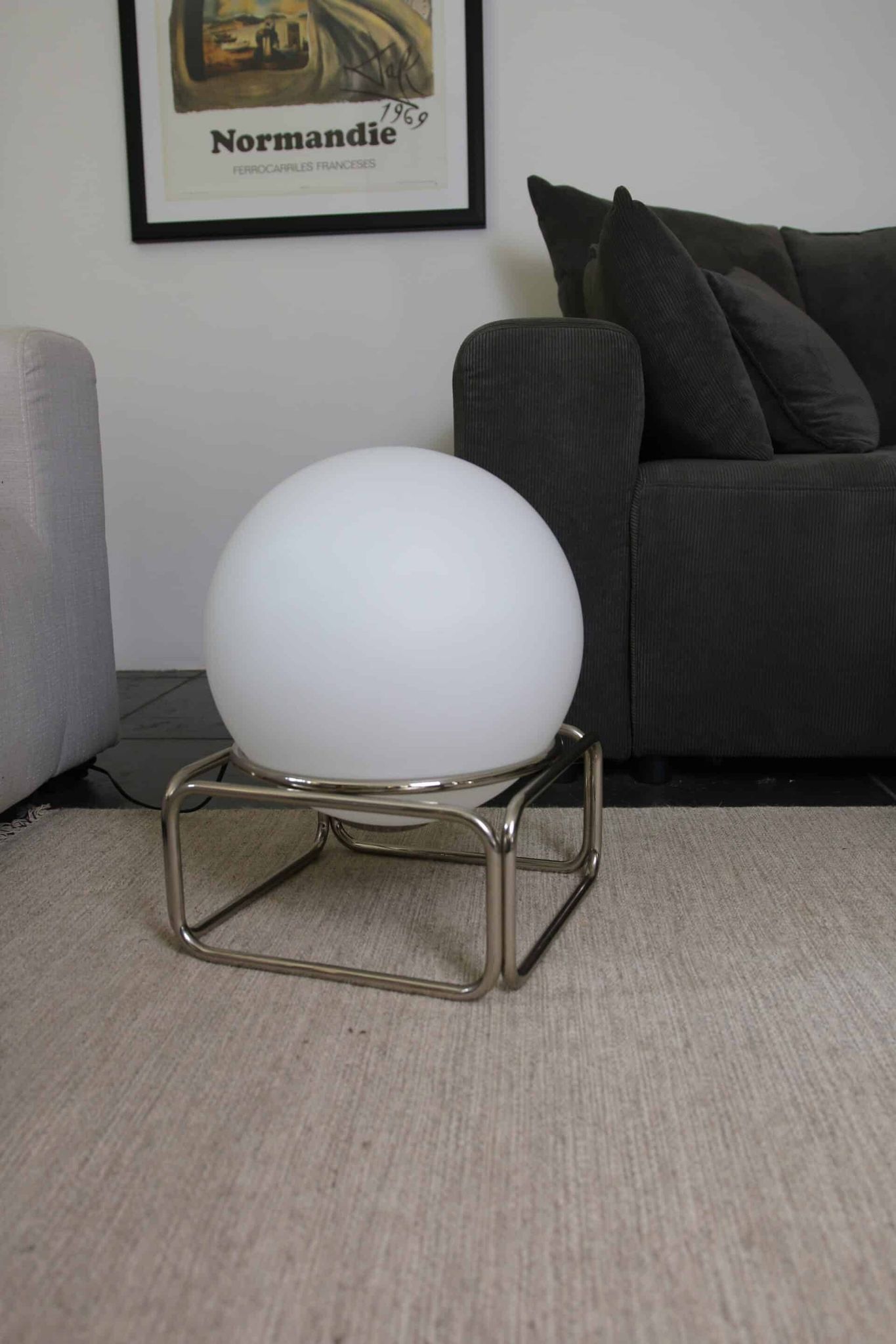 Lampe globe opaline chrome vintage
