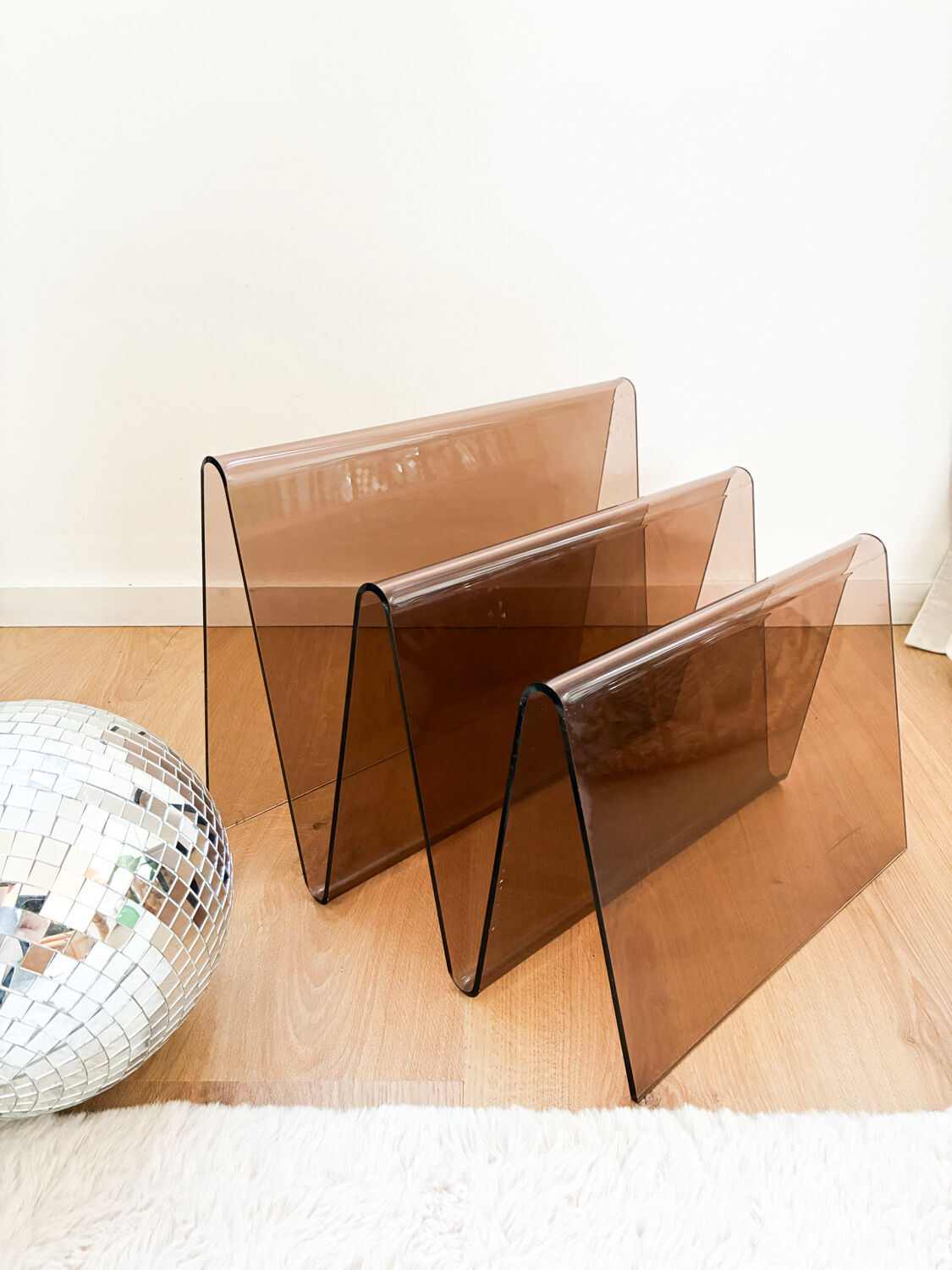 Acrylic magazine rack