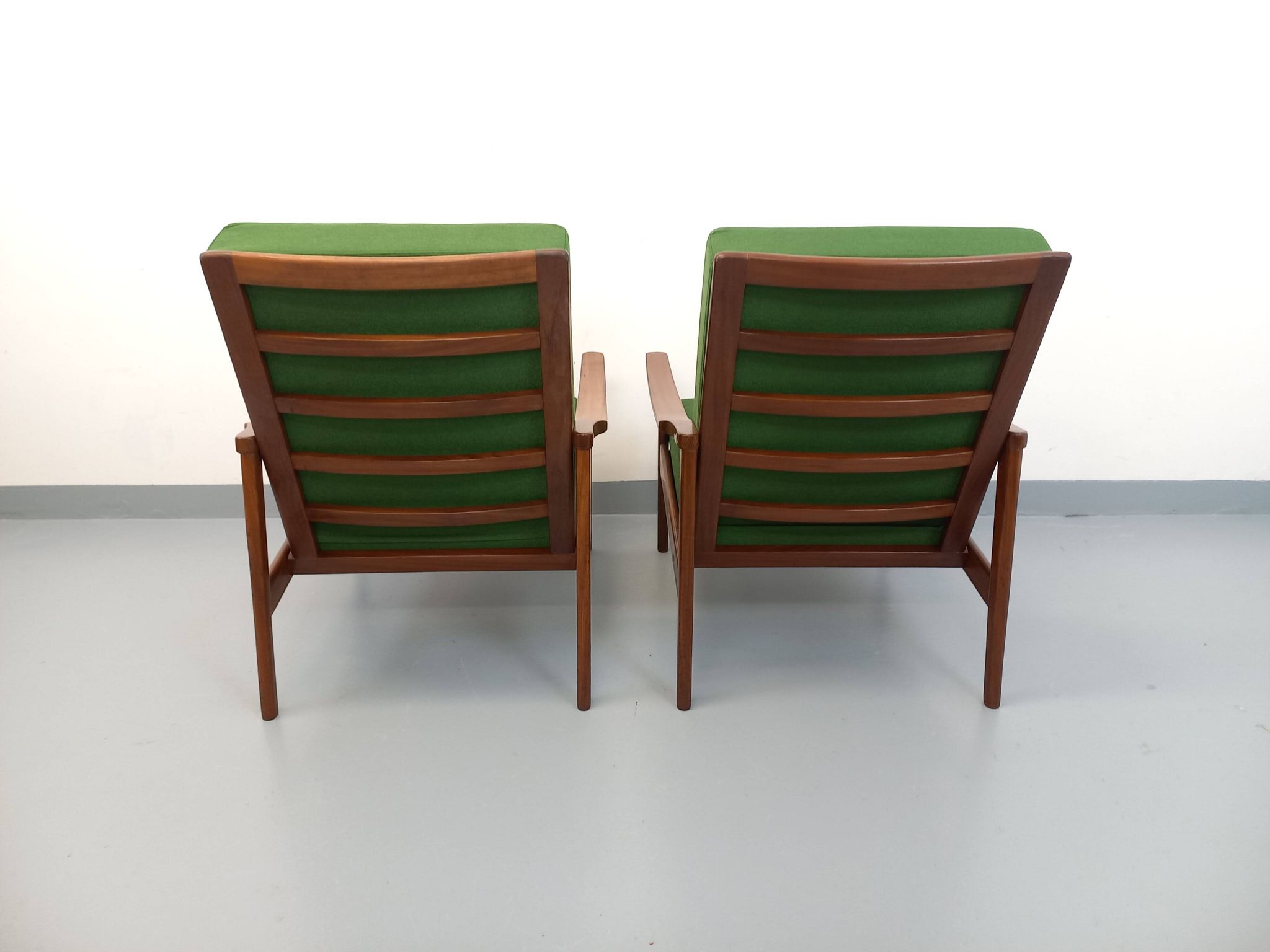 Pair of vintage Scandinavian armchairs in teak and green fabric from the 1960s.