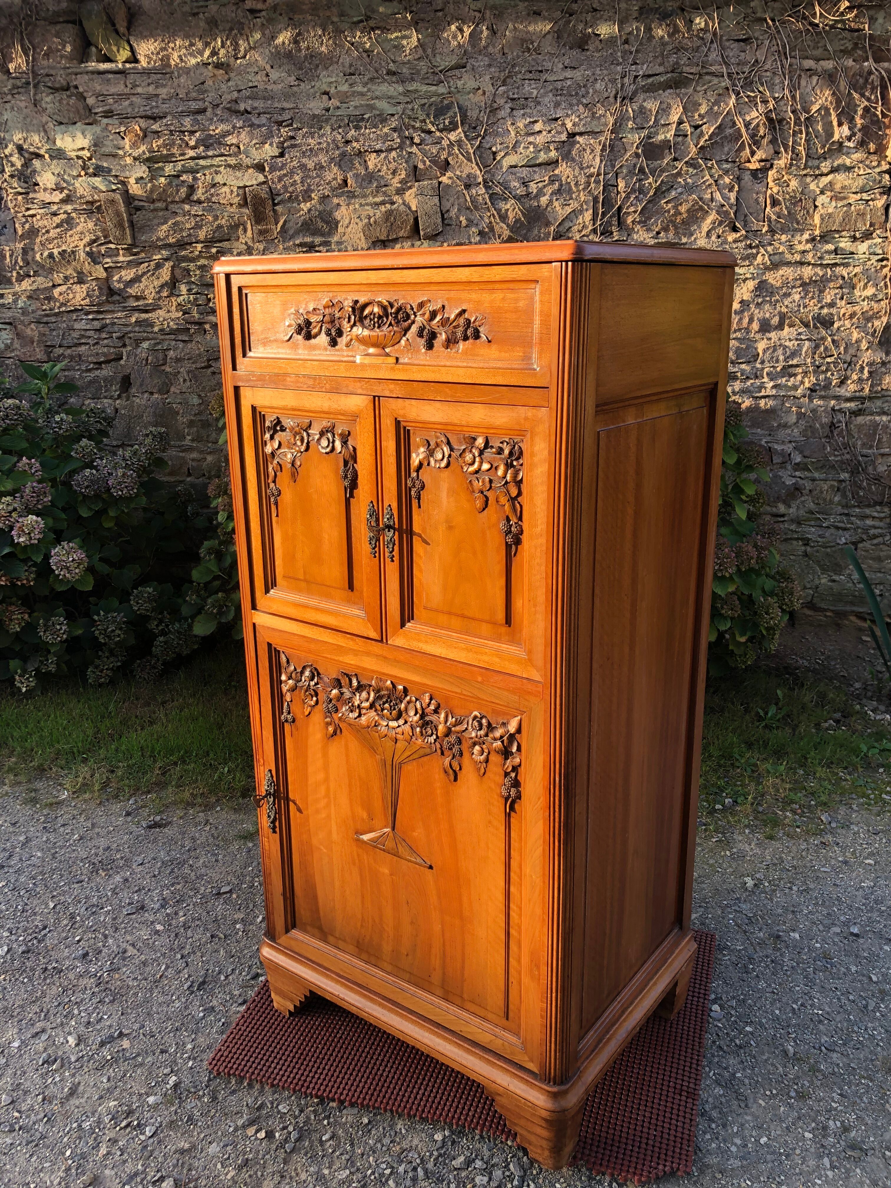 Buffet Art déco meuble bar en noyer massif à 3 portes et 1 faux tiroirs basculant richement sculpté.