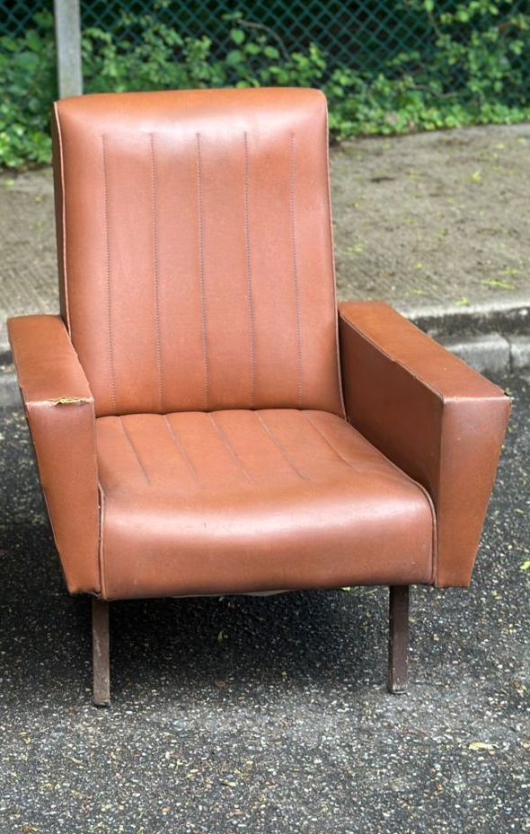 2 club chairs from the 1950s in cognac leather.