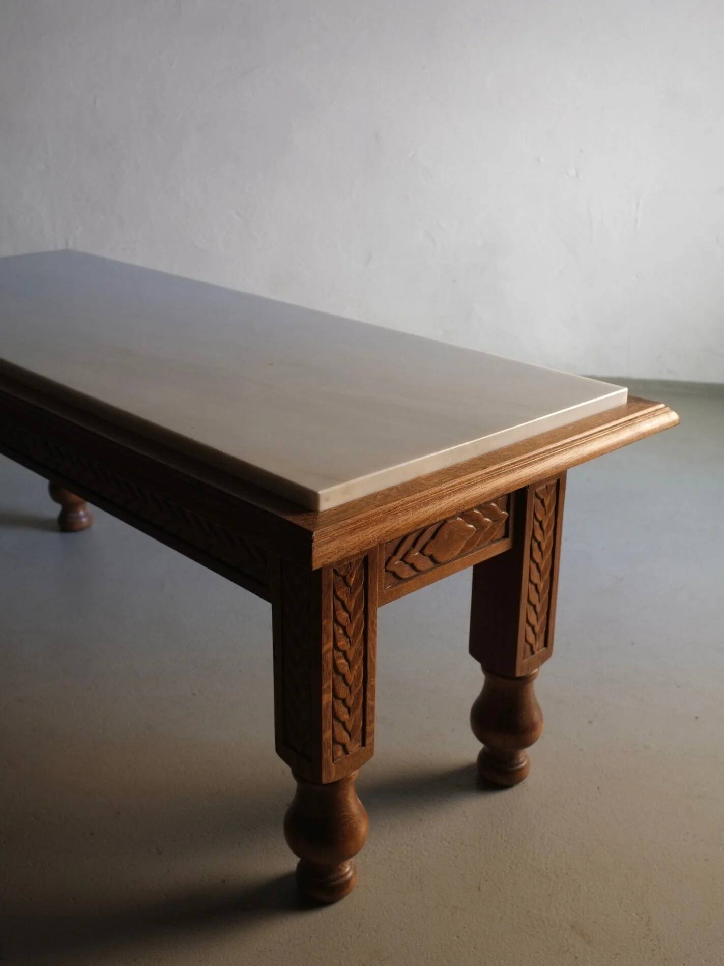 Table basse en chêne sculpté et marbre blanc