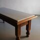 Table basse en chêne sculpté et marbre blanc