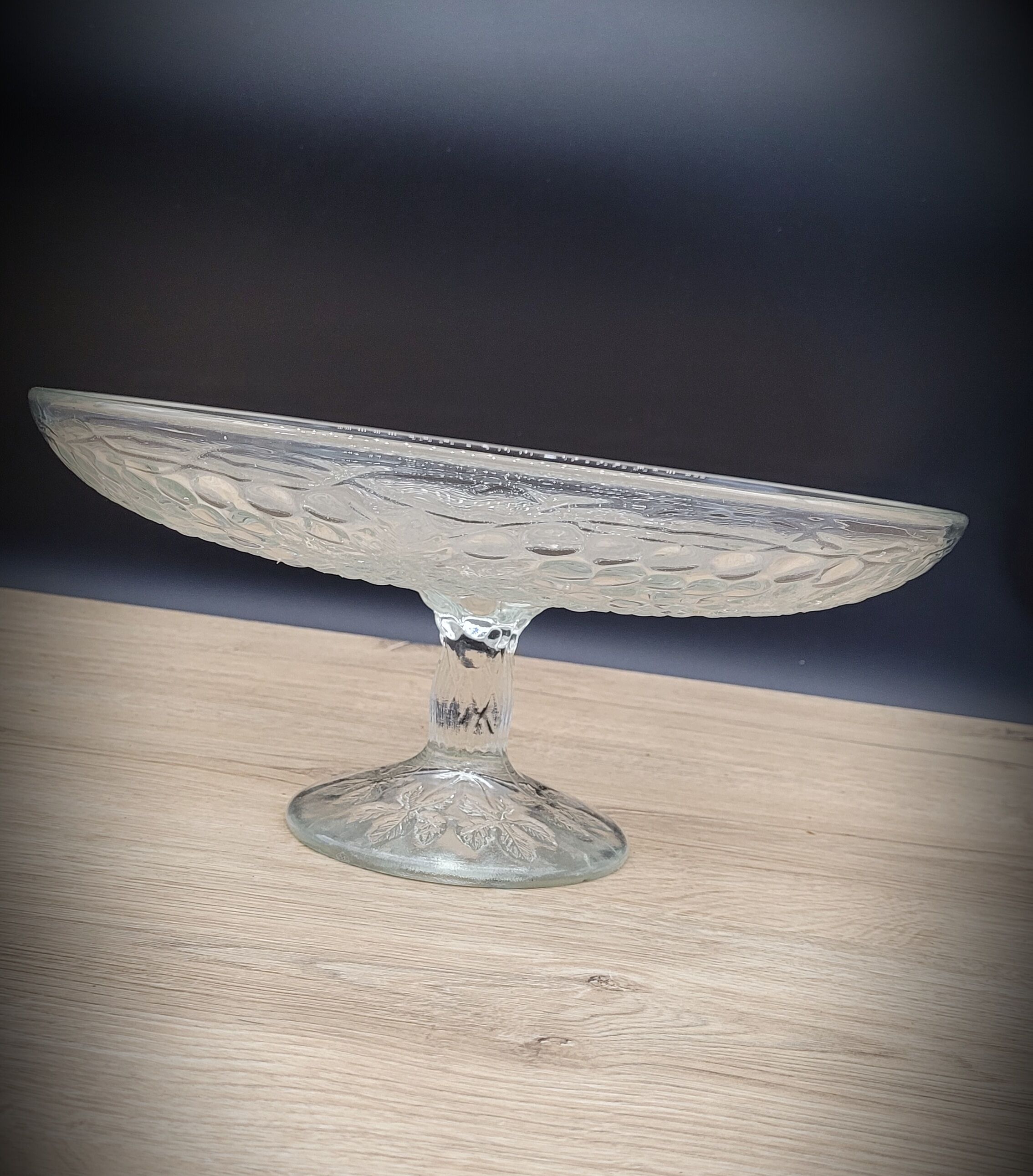 Transparent vine cake dish