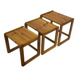 Ensemble vintage de trois tables d'appoint en pin, tables gigognes, années 1970