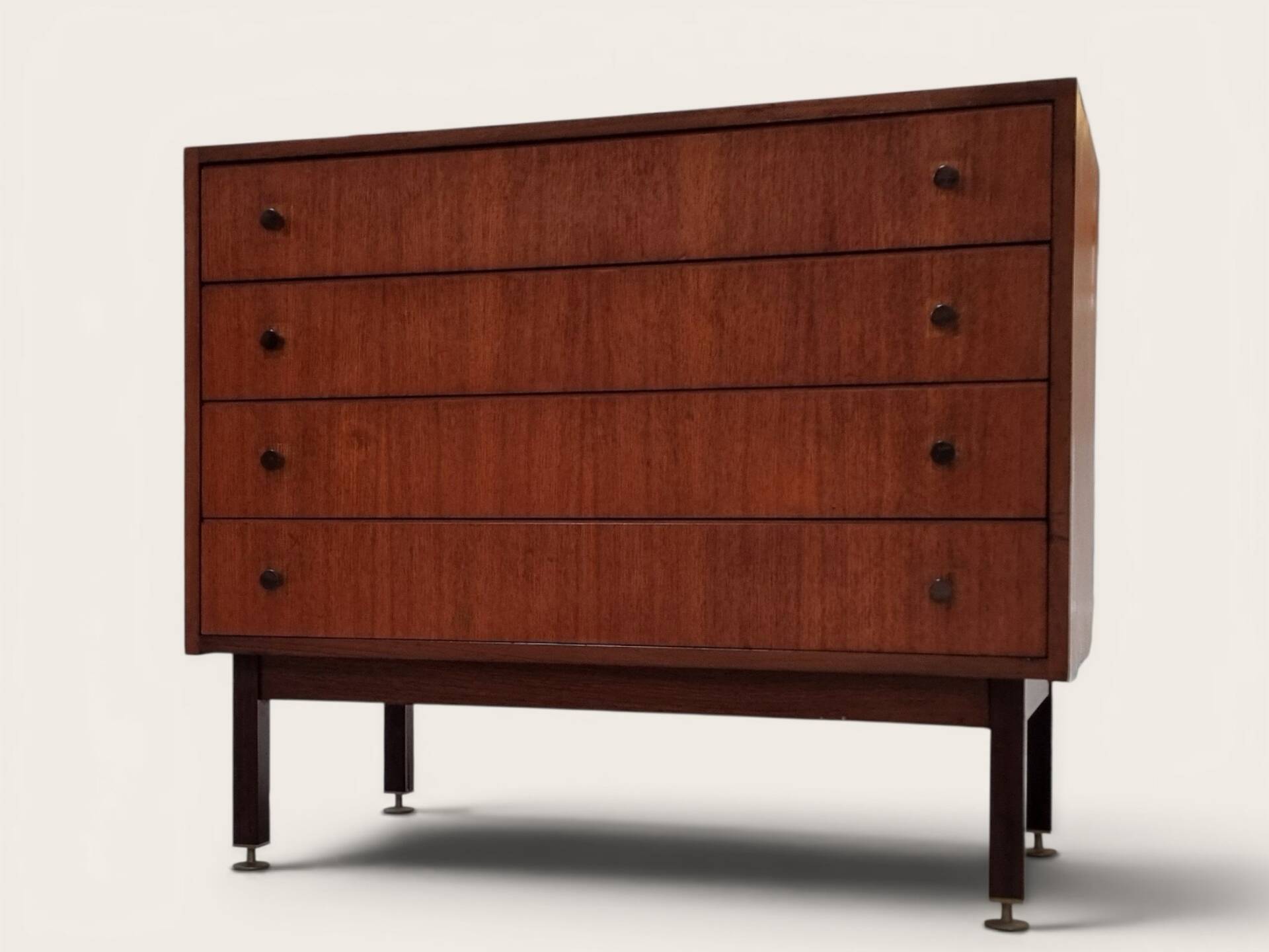 Armoire à tiroirs du milieu du siècle