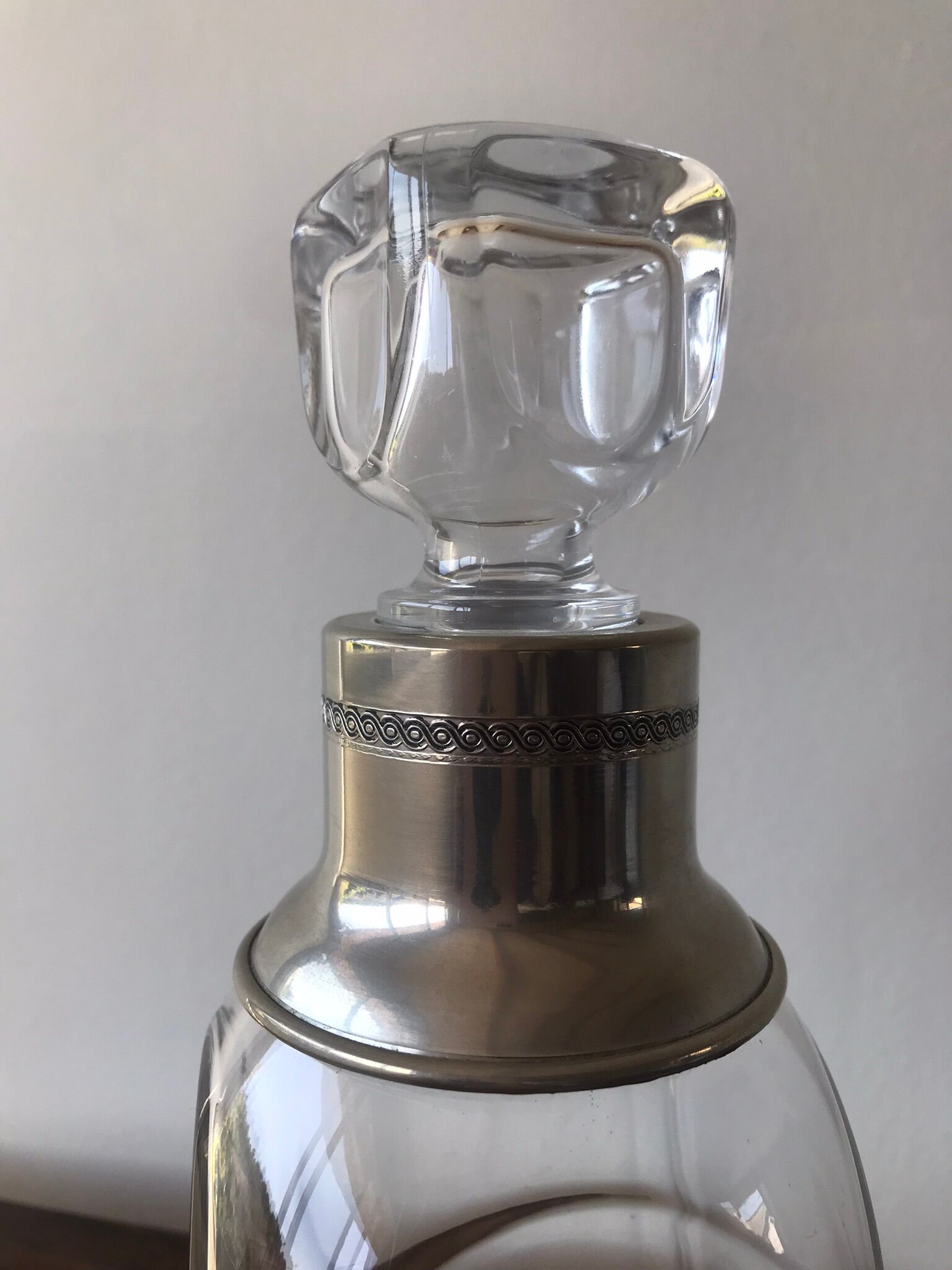 Whisky decanter and its 3 glasses