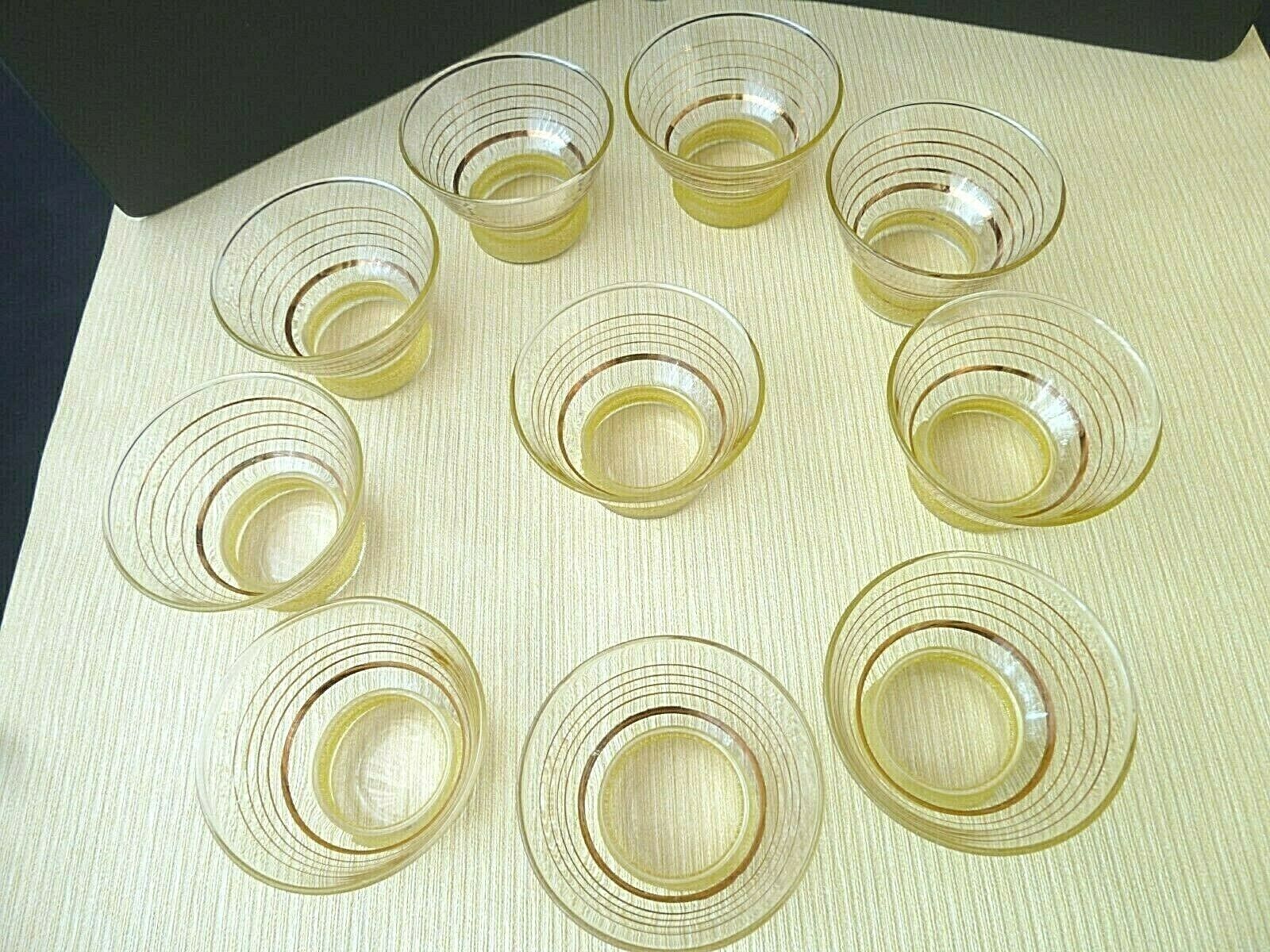 Set de 10 coupes vintage décor granité jaune et filets or