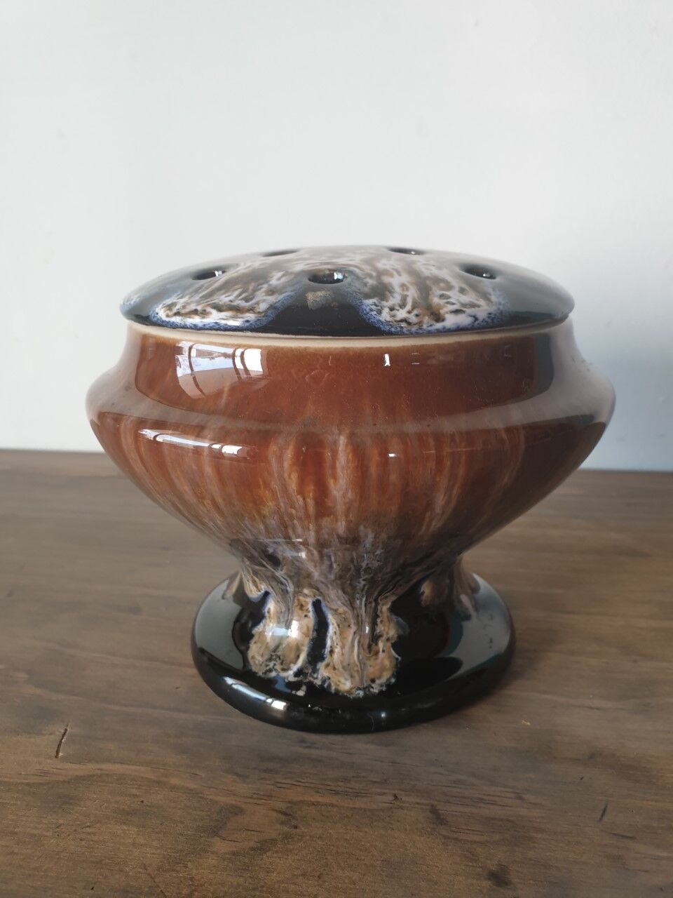 Vase stings earthenware flowers