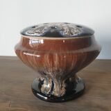Vase stings earthenware flowers