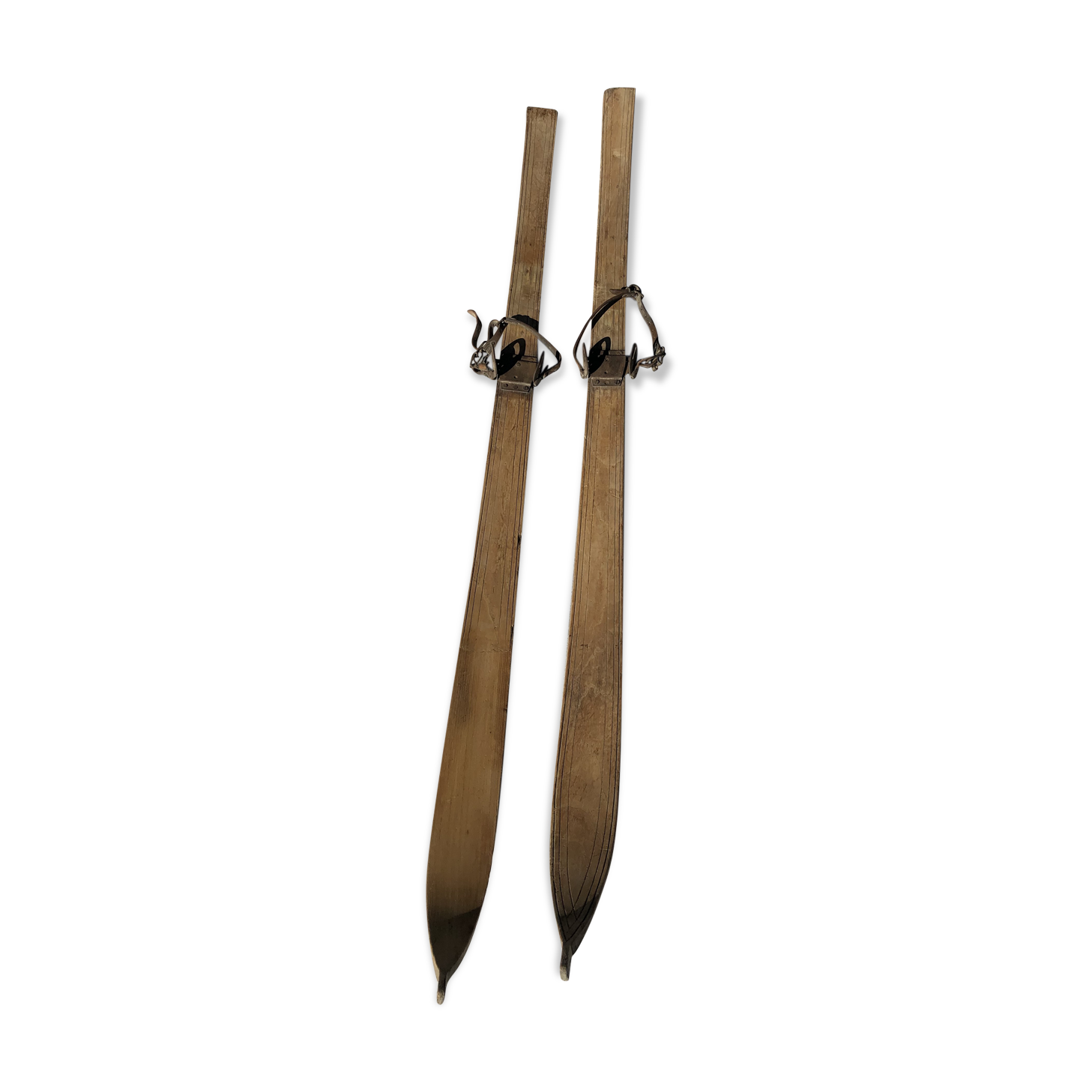 Paire de skis en bois vintage