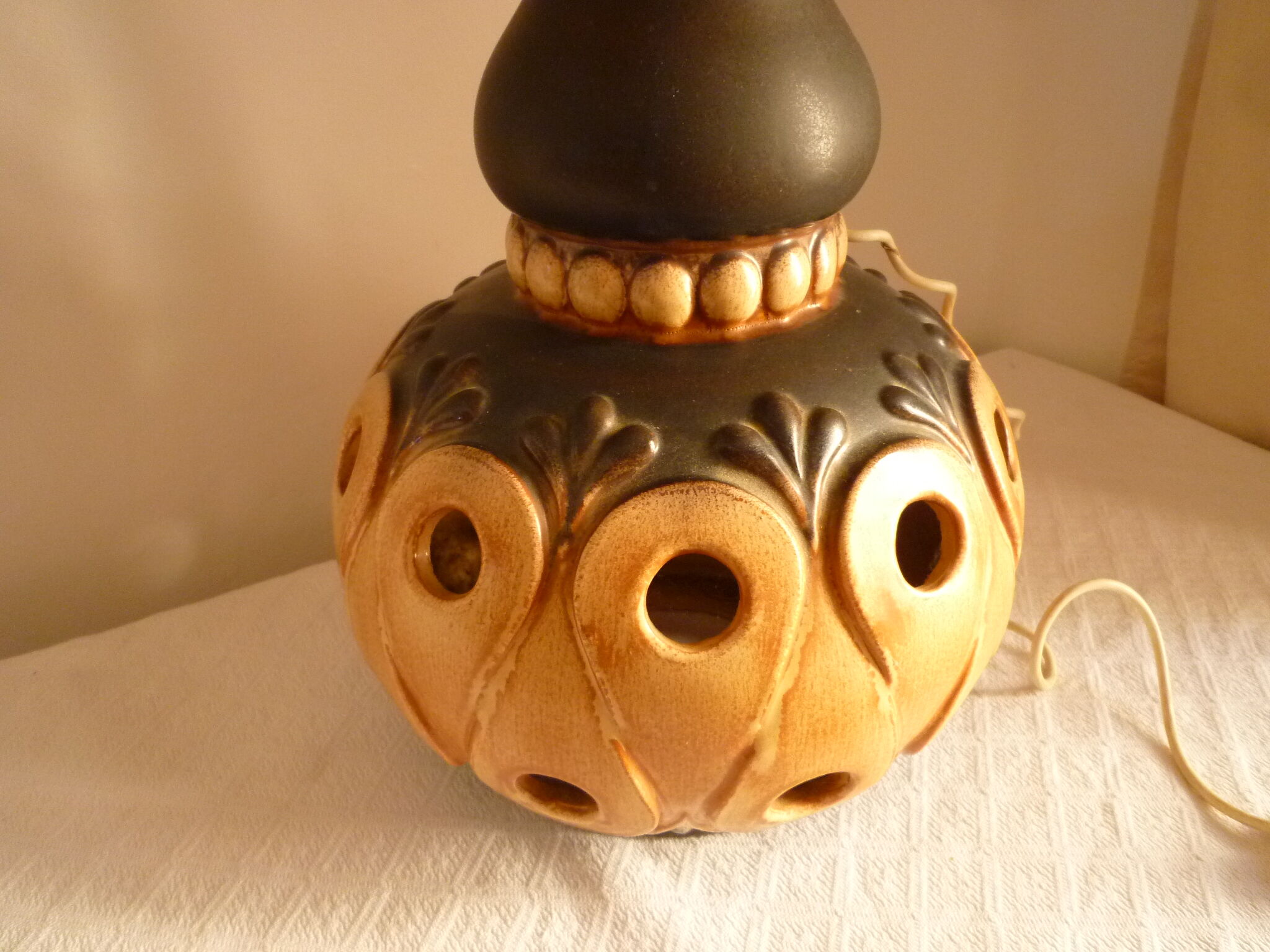 Openwork ceramic table lamp