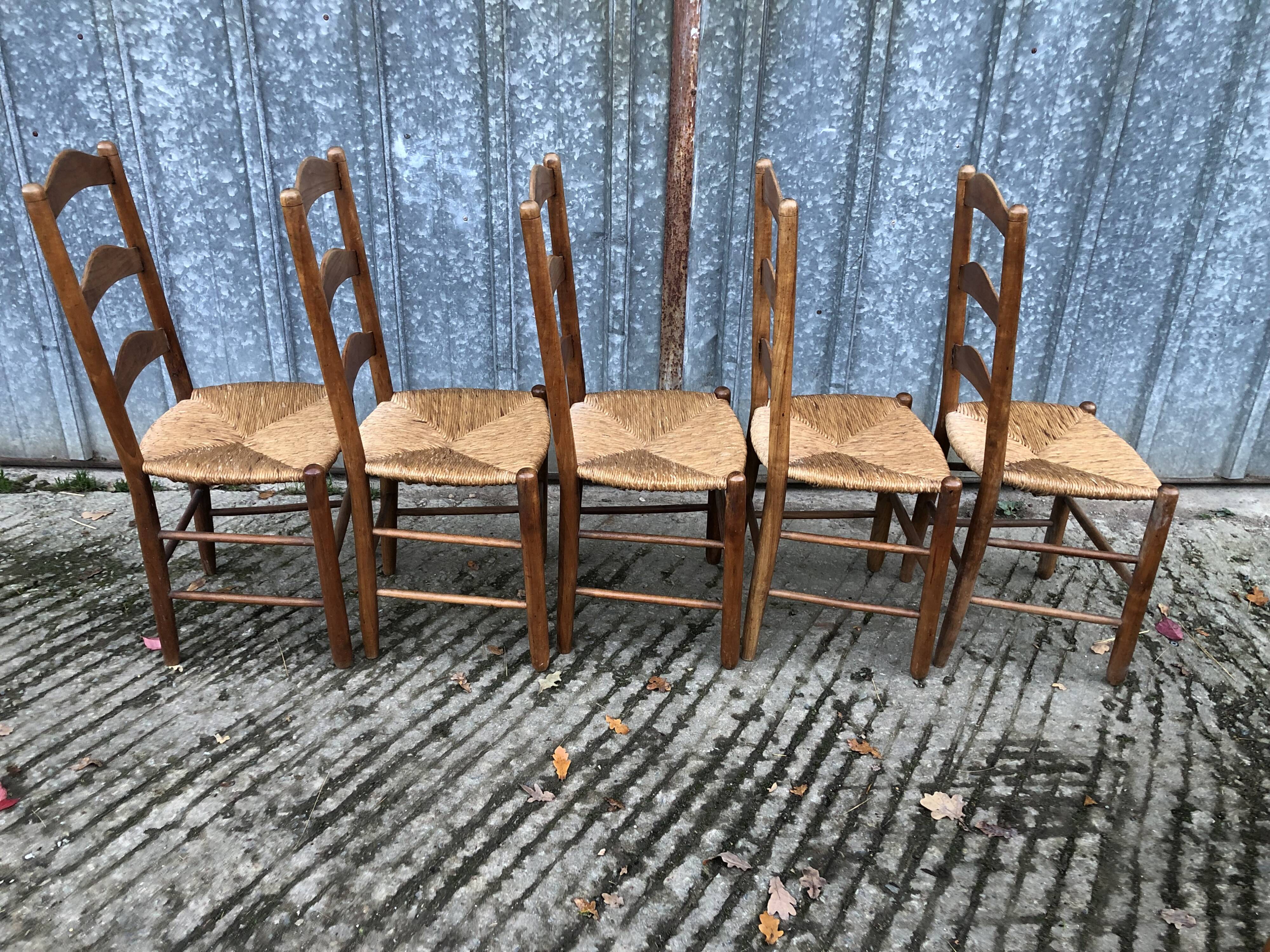 8 Chaises  anciennes vendéennes paillées en cerisier massif.