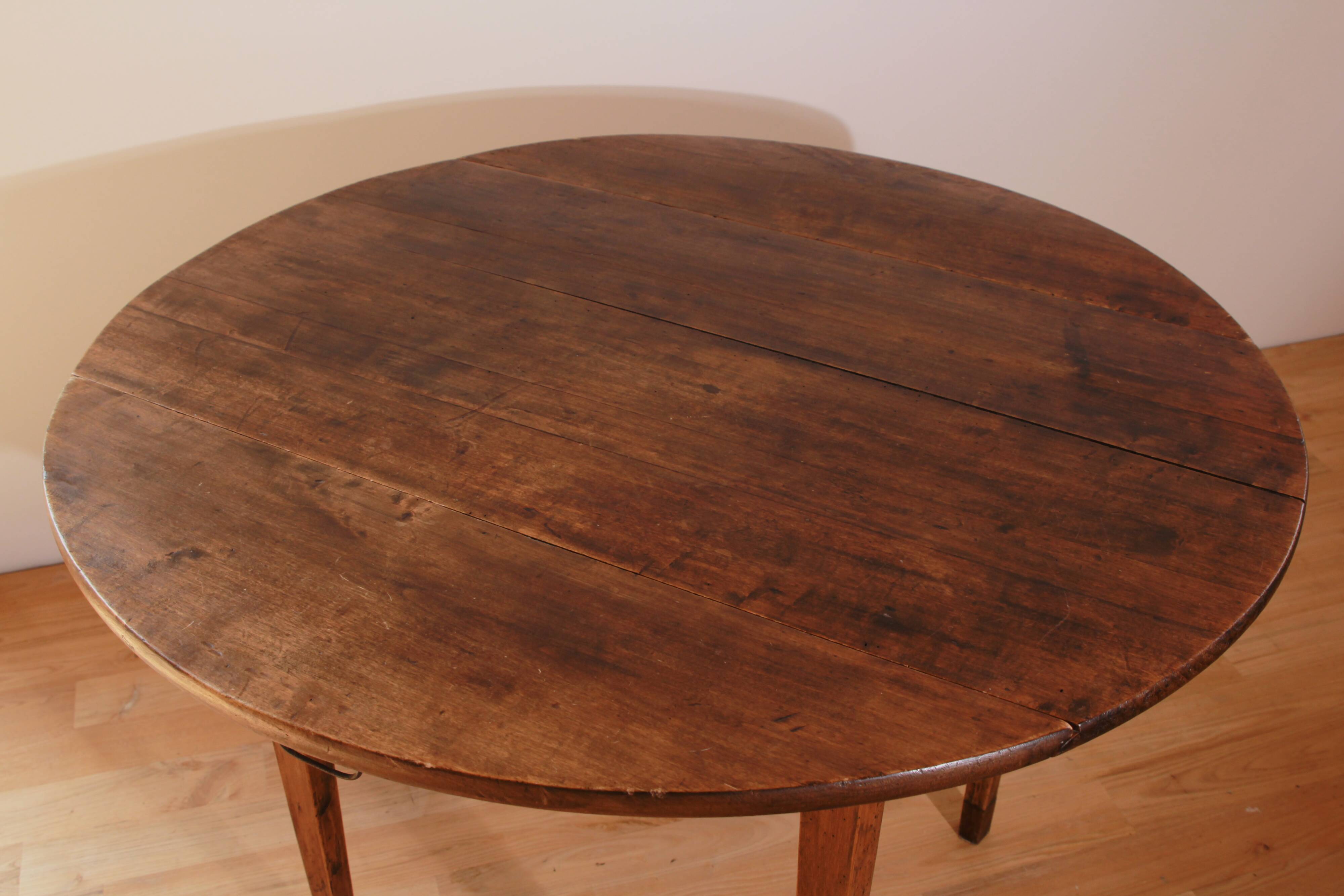 Round table in raw wood
