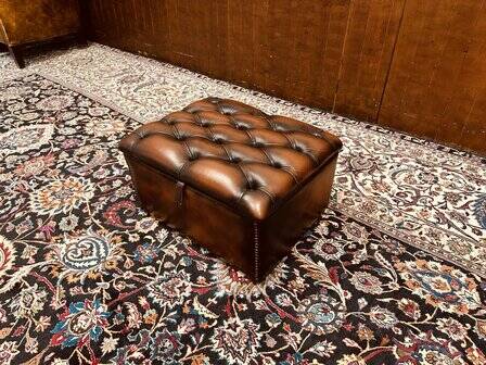 Chesterfield ottoman slipperbox