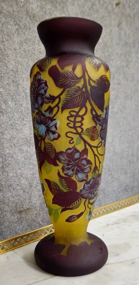 Multilayer glass vase etched with acid – Floral decoration in Art Nouveau style