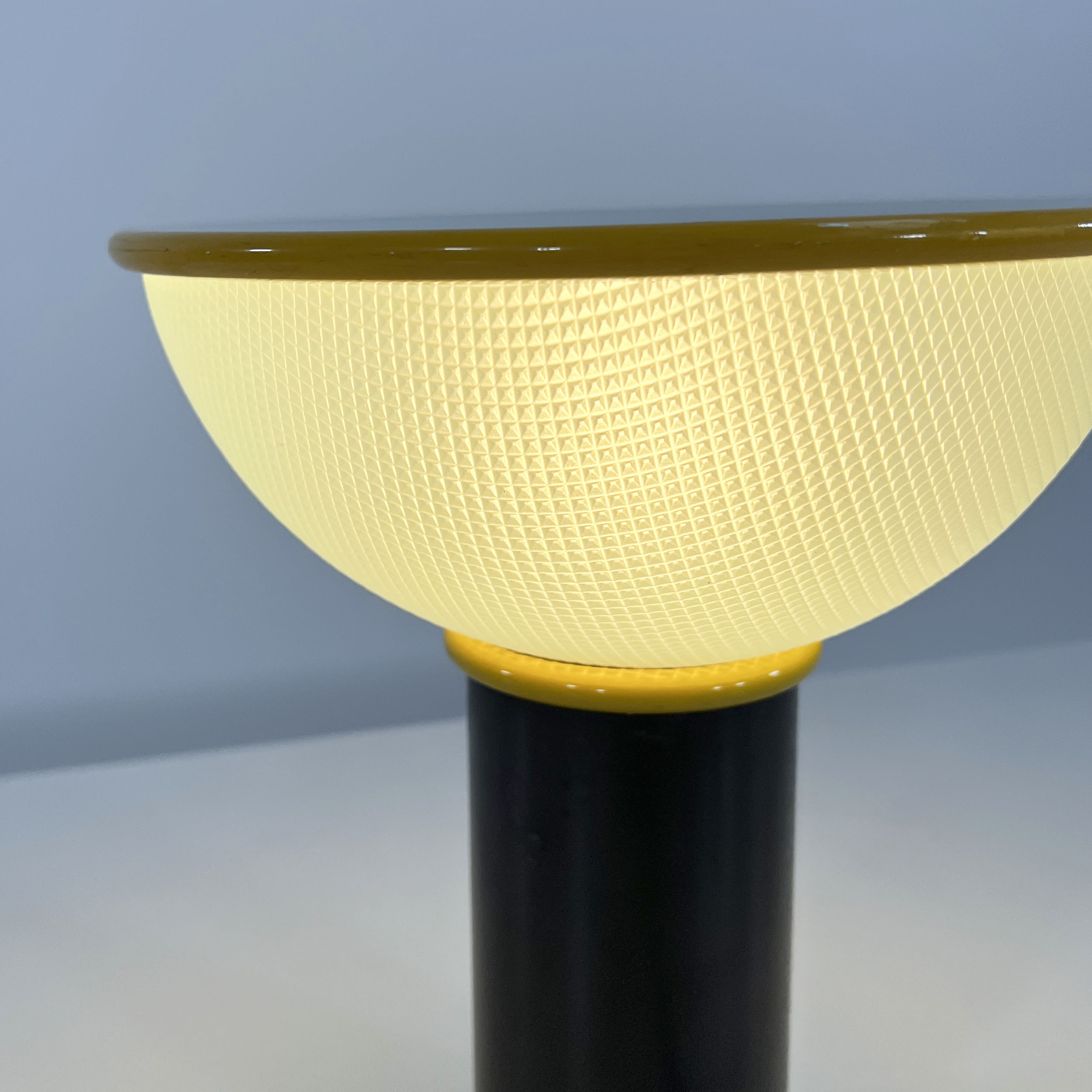 Lampe de table postmoderne  jaune et noire en métal et verre 1980