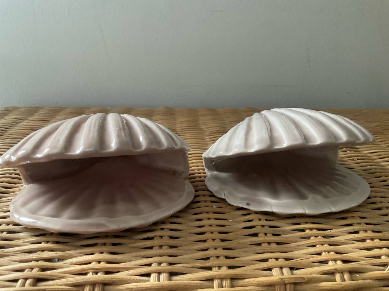 Duo of N shell-shaped towel holders in glazed ceramic