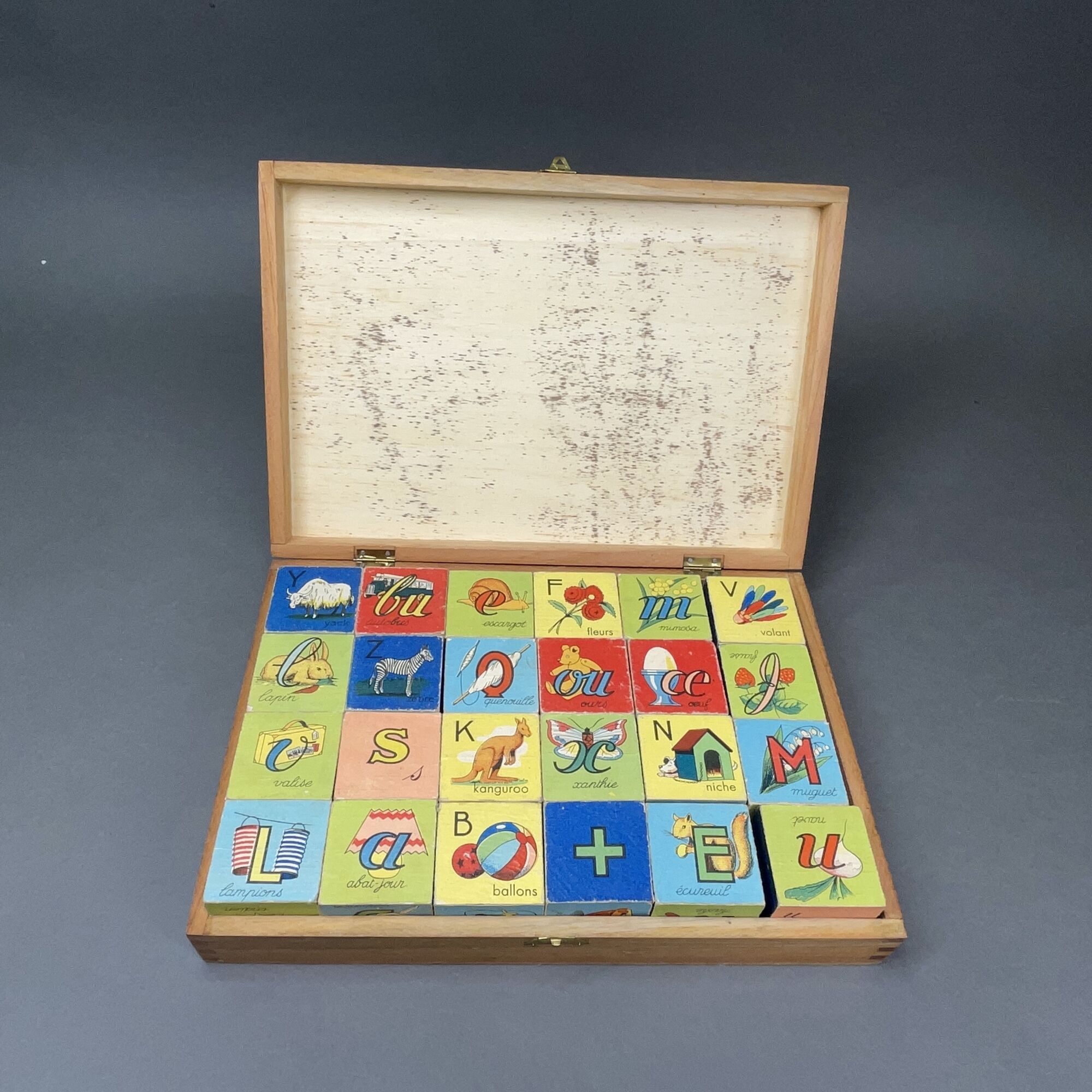 Old alphabet cube set