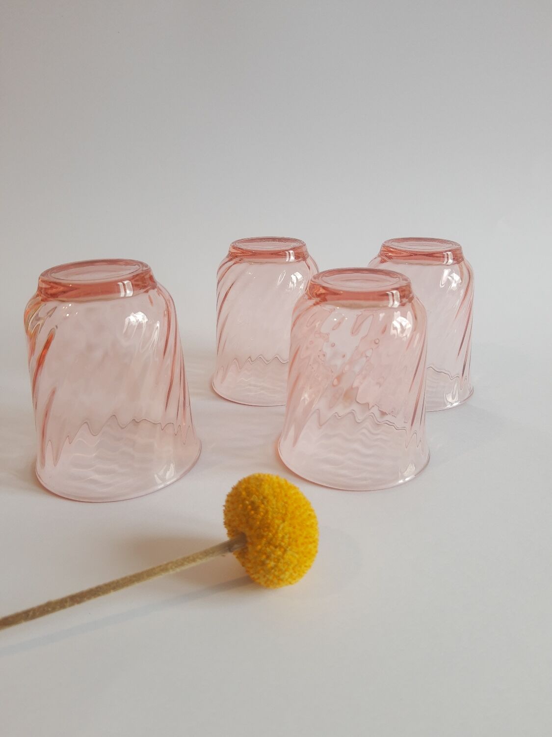 Set de 4 verres à eau en verre rose torsadé vintage