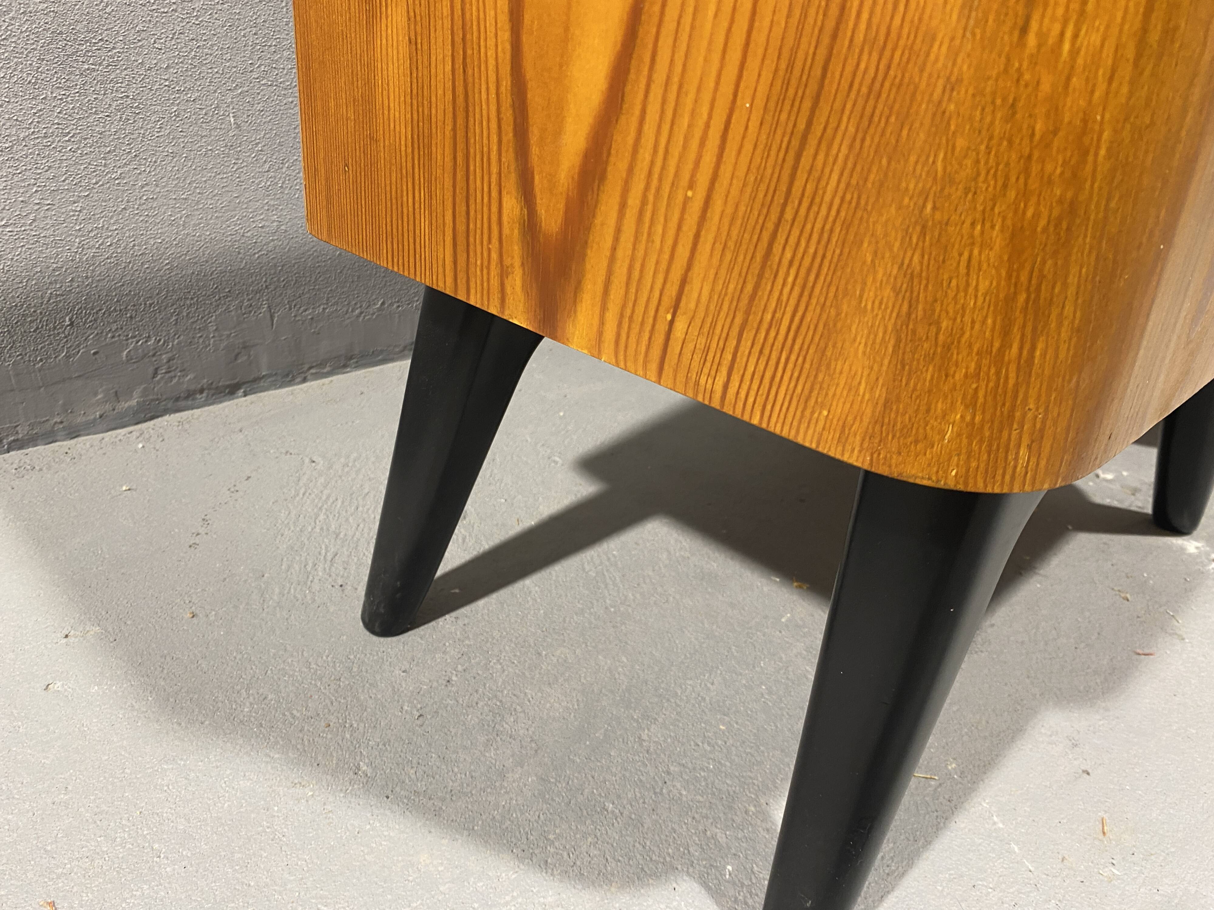 Tables de nuit entièrement restaurées par Jindřich Halabala pour ÚP Závody, années 1950, Tchécoslovaquie