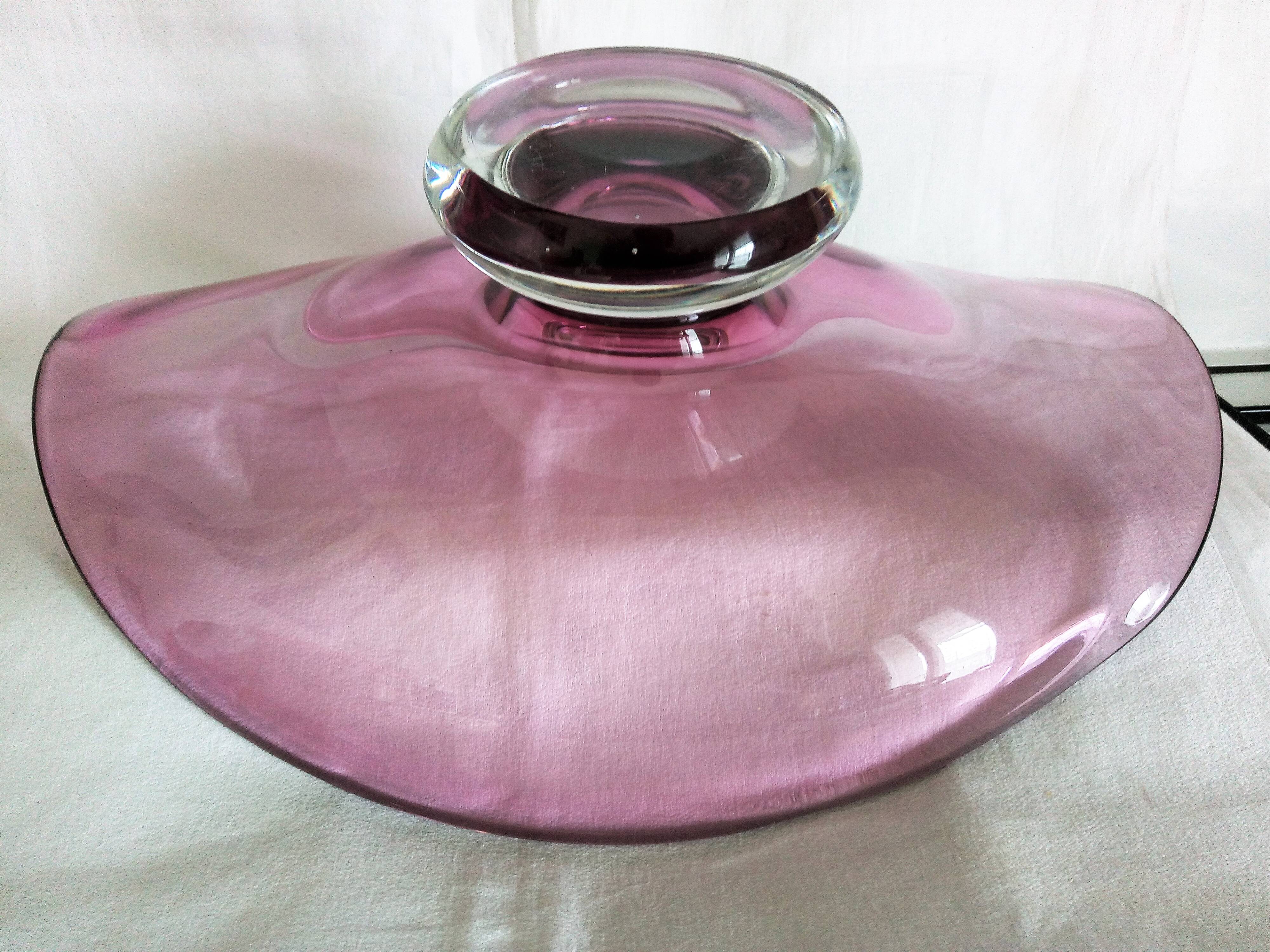 Art Deco style pedestal centrepiece in thick crystal from Val Saint Lambert, 1970s.