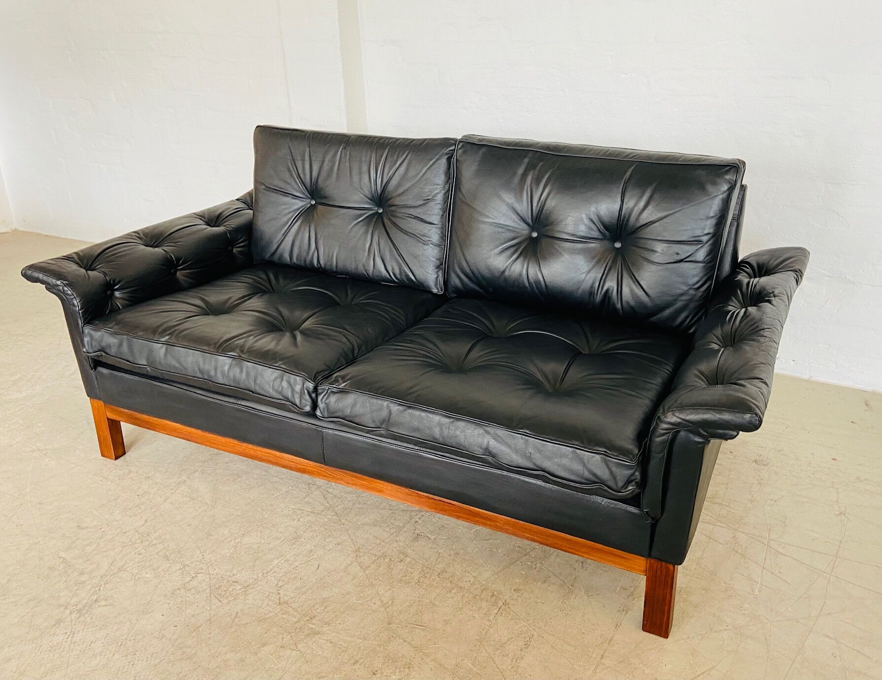 Canapé en cuir noir à boutons vintage scandinave des années 1960, modèle Kardinal, pour 2 personnes.