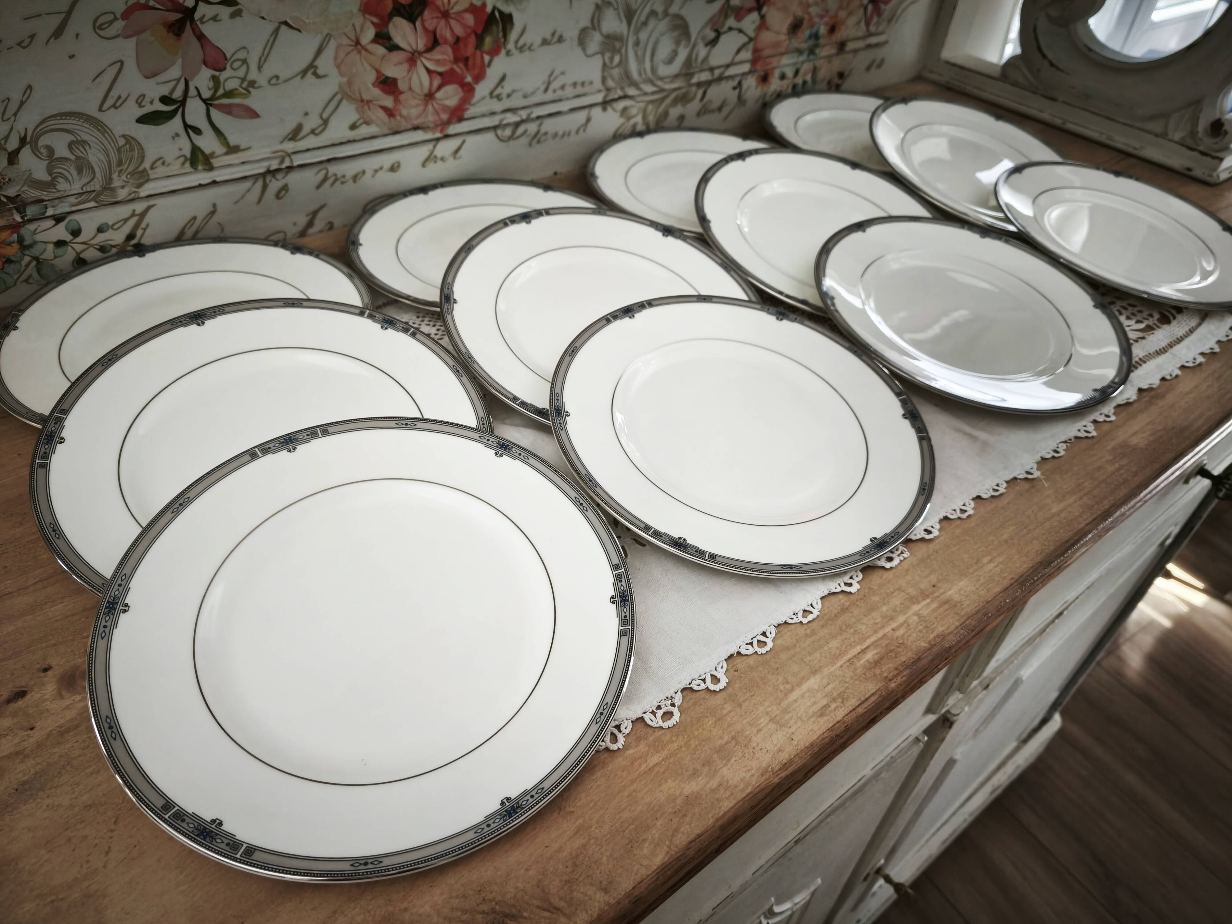 Set of 12 Wedgwood Amherst model porcelain starter/lunch plates.