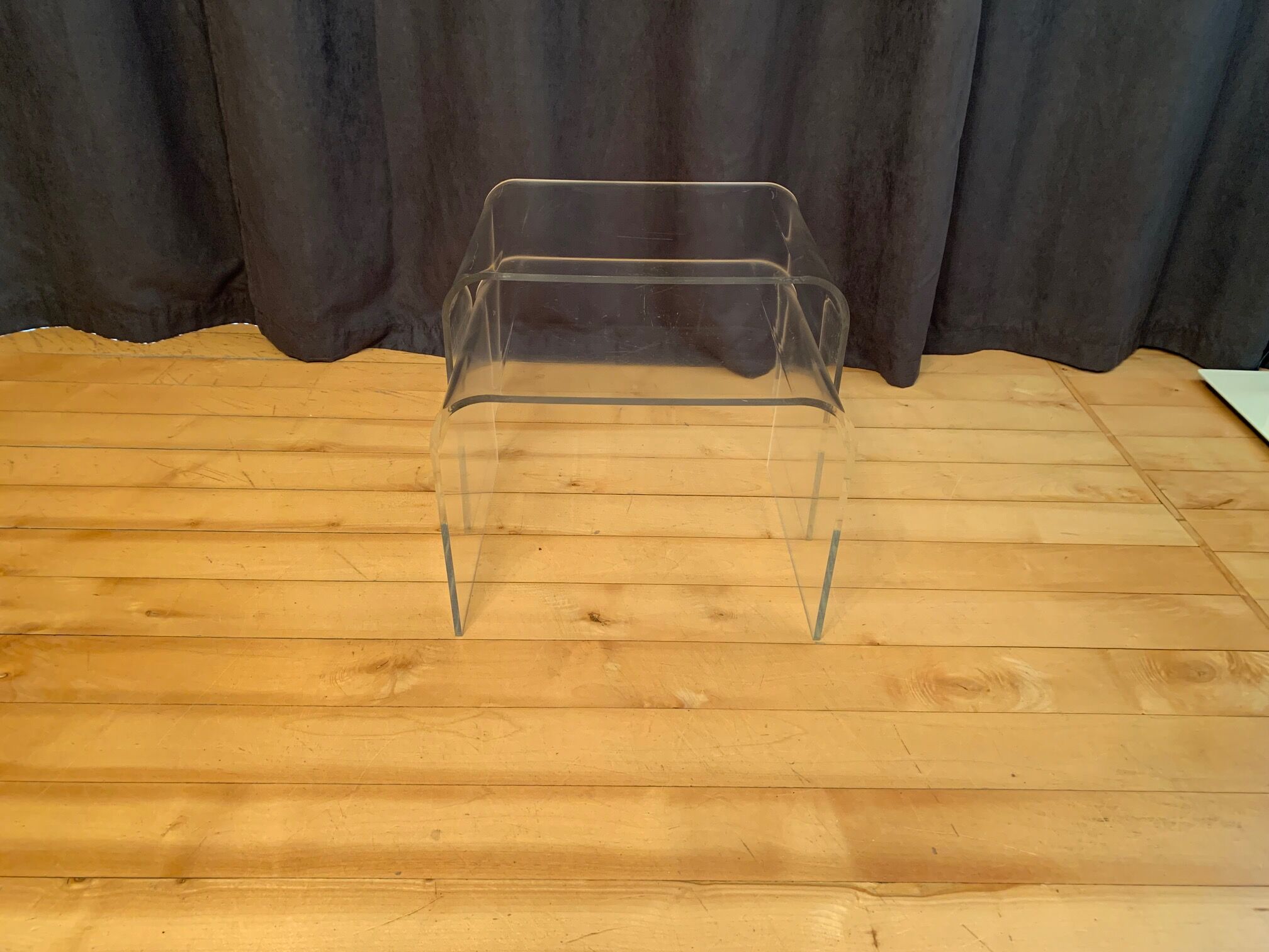Une paire de tables Lucite des années 1970