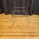 Une paire de tables Lucite des années 1970